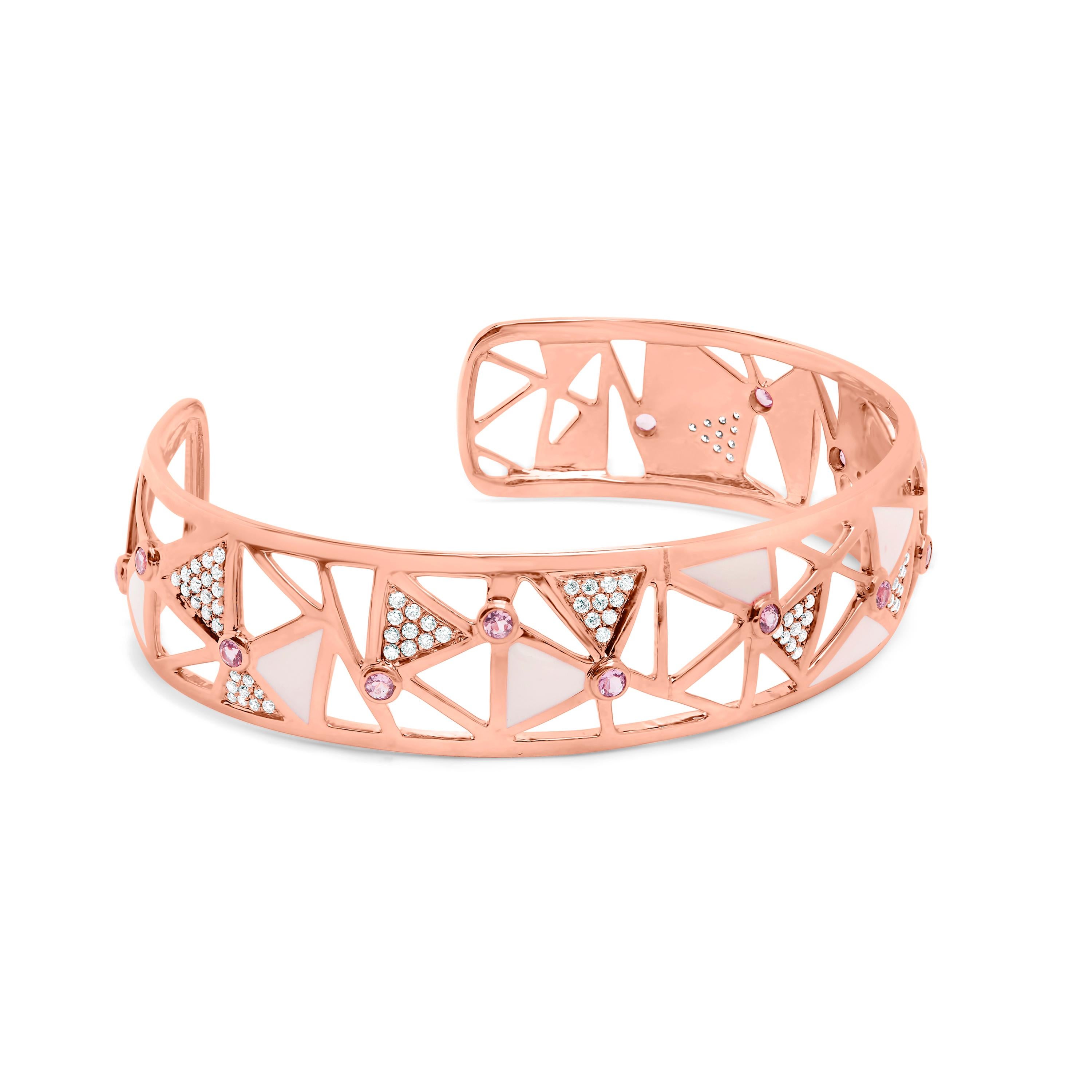 Enveloppé dans l'opulence de l'or rose 14 carats et constellé de diamants blancs lumineux totalisant 5/8 carats, d'une pureté SI1-SI2 et de couleur G-H, ce bracelet ouvert de 7 pouces est un chef-d'œuvre de design et de distinction. Le bracelet