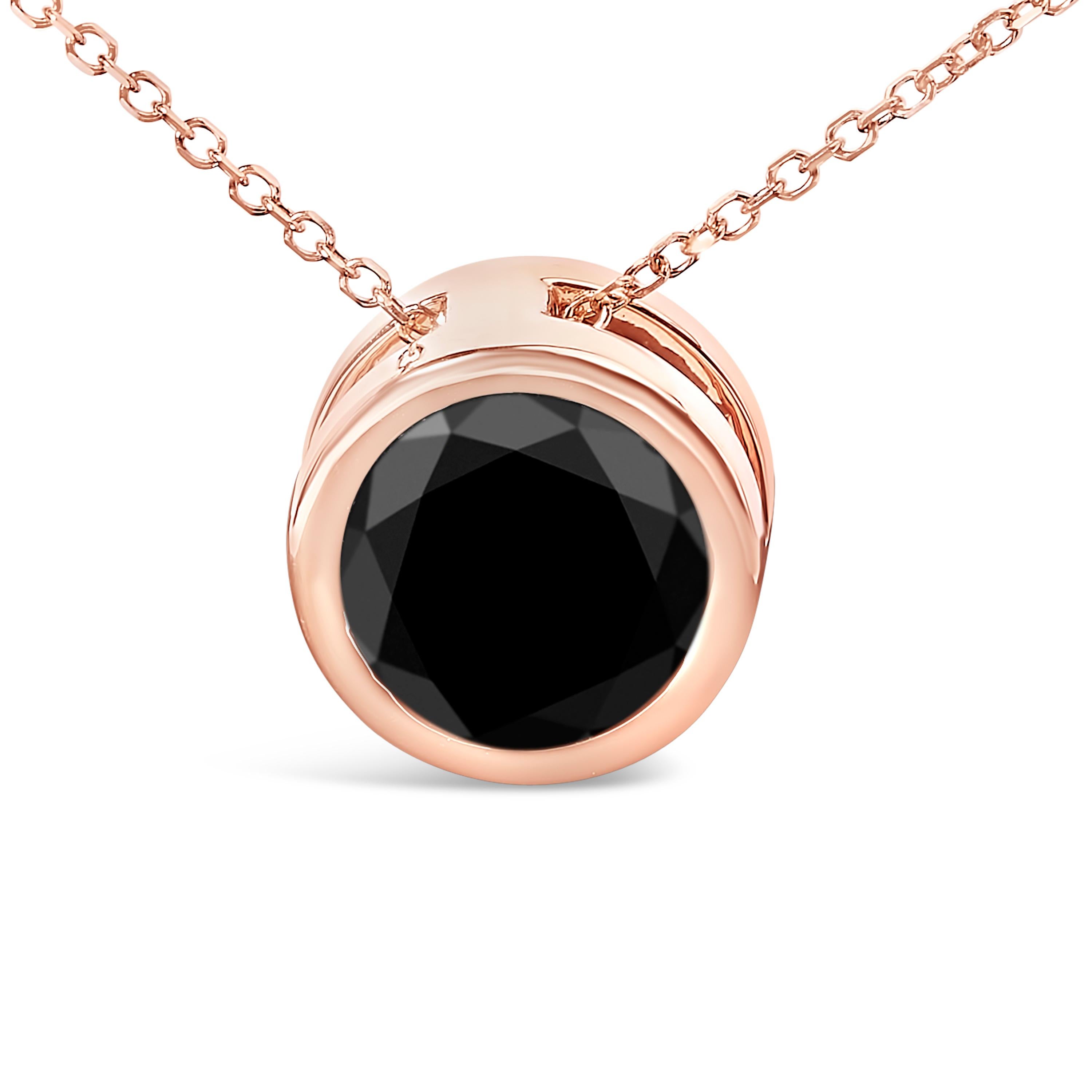 Plongez dans l'opulence de la sophistication avec ce collier exquis, où un diamant noir traité de 7,0 carats, d'origine naturelle, occupe le devant de la scène. Sa teinte profonde et opaque, enrichie par un traitement minutieux, contraste