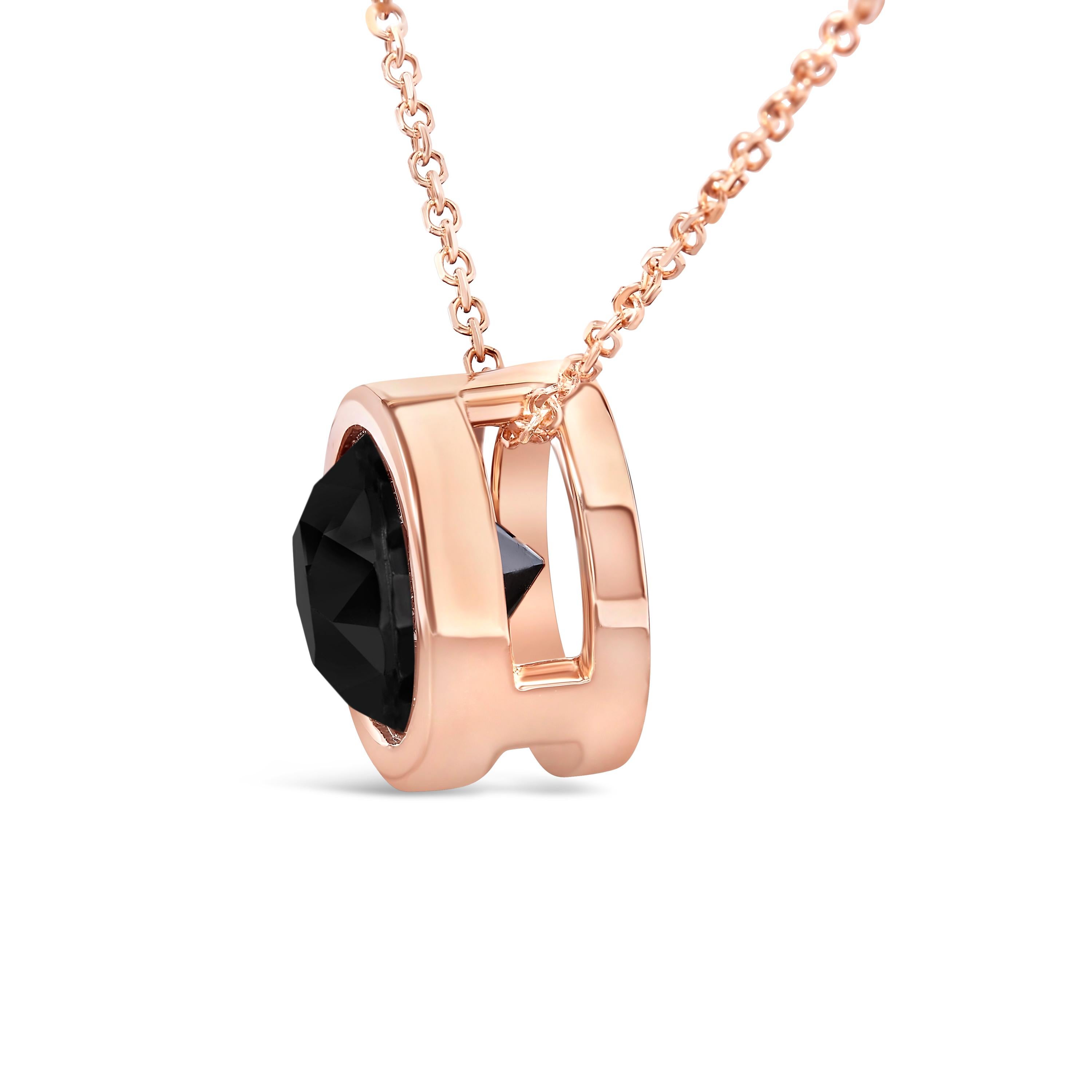 Moderne Collier pendentif solitaire en or rose 14K serti d'un chaton de 7,0 cttw de diamant rond noir en vente