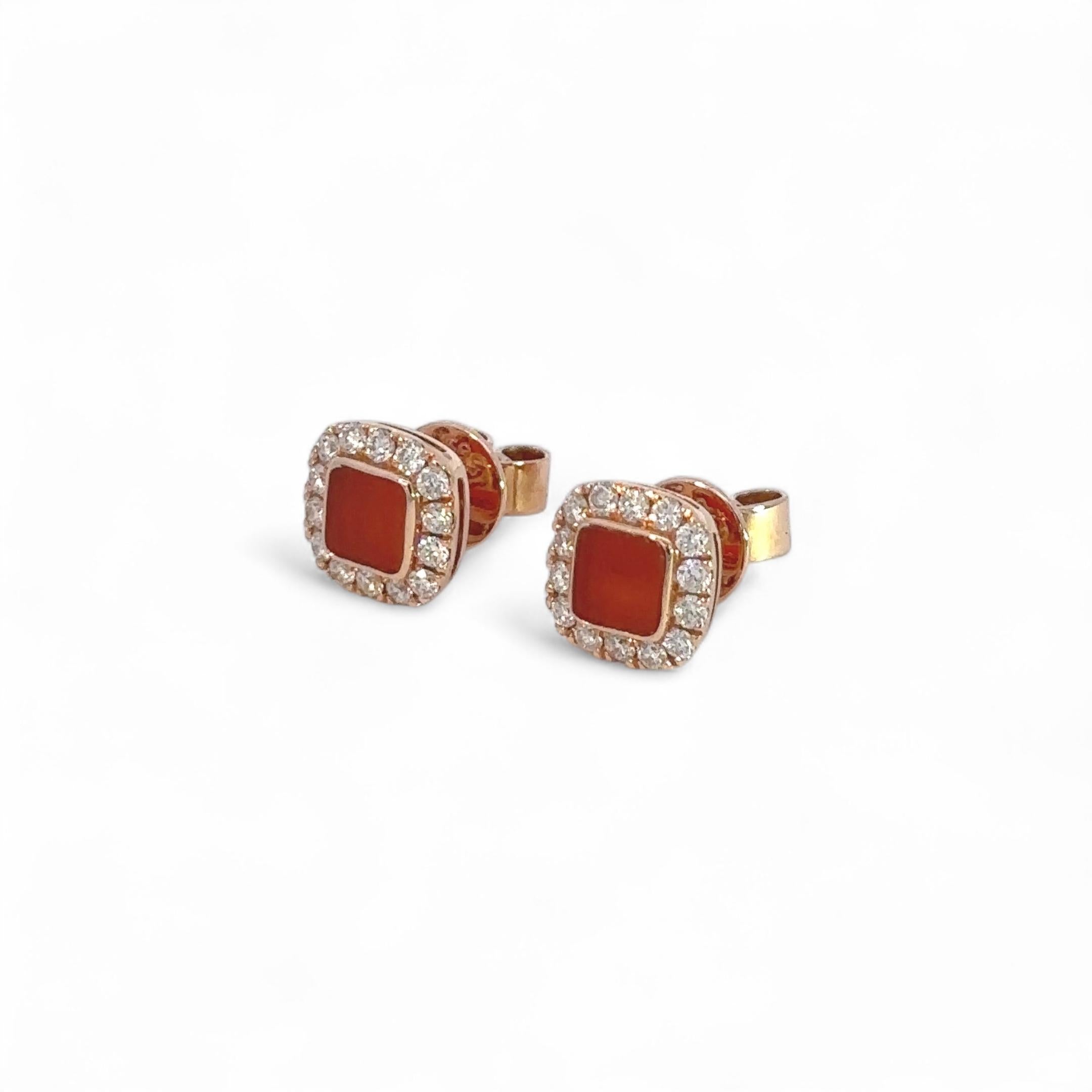 Scopri il fascino dell'eleganza con le nostre squisite borchie in oro rosa 14 carati. Questi affascinanti orecchini, che pesano 2,77 grammi di lussuoso oro, presentano una splendida pietra centrale di agata rossa da 0,64 carati, che emana un