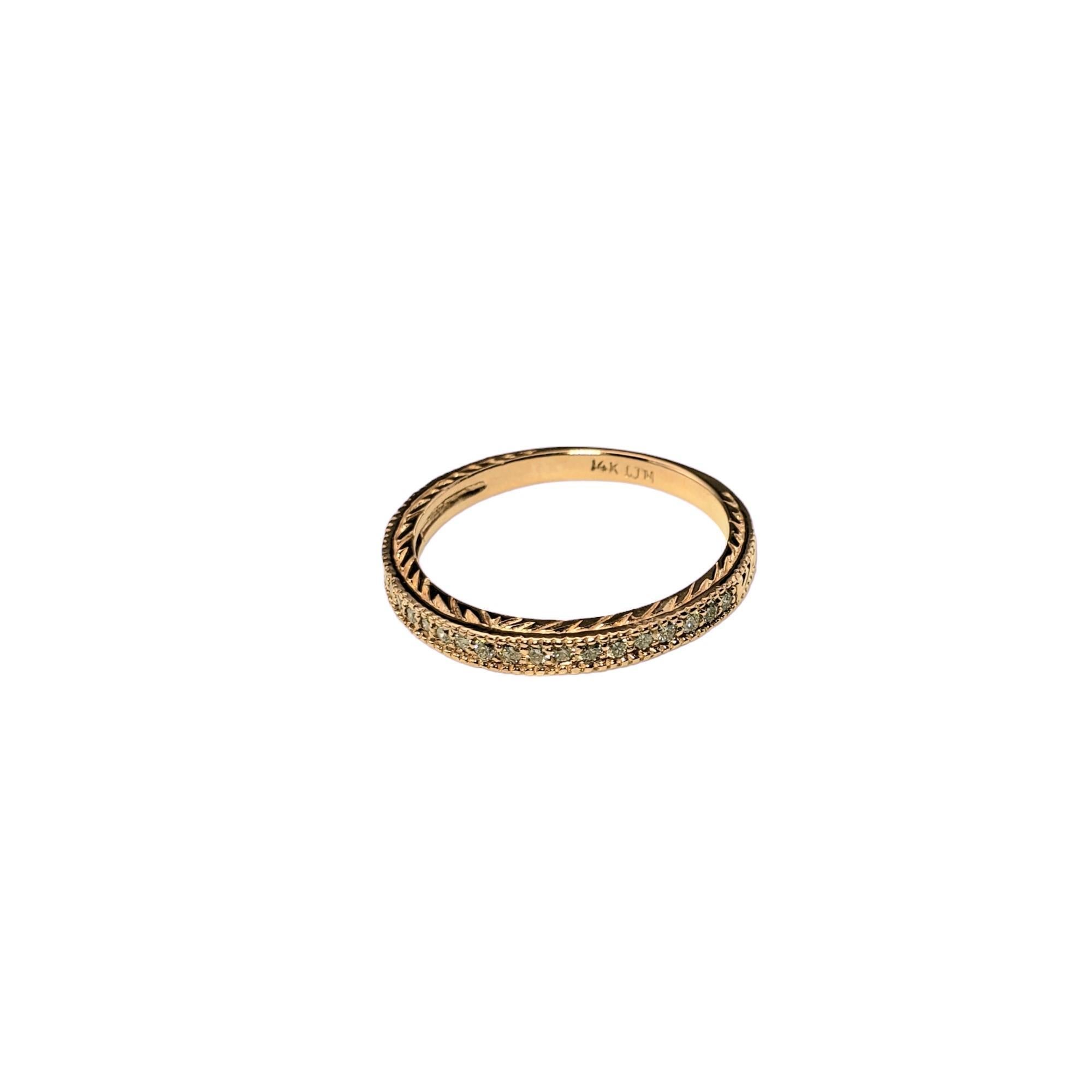 Vintage 14K Rose Gold und Diamant Band Ring Größe 9-

Dieses funkelnde Band ist mit 21 runden Diamanten im Brillantschliff besetzt, die in wunderschönes 14-karätiges Roségold gefasst sind.  Breite: 2 mm.

Ungefähres Gesamtgewicht der Diamanten: 21
