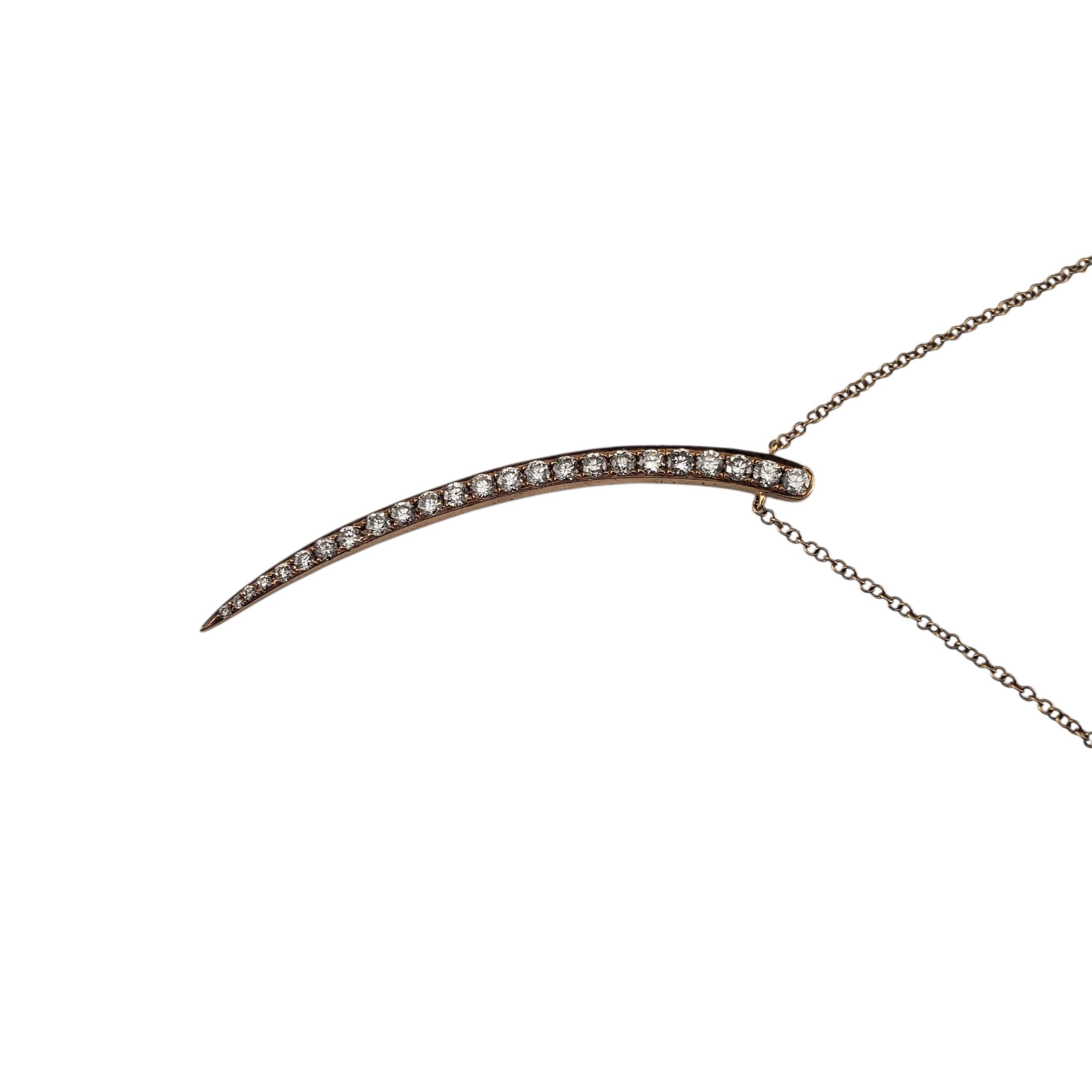 Collar Colgante Perno de Oro Rosa y Diamantes 14K-

Este elegante collar presenta un elegante colgante curvo alargado engastado con 24 brillantes diamantes redondos. Elaborada en cálido oro rosa de 14 quilates, la pieza combina el minimalismo