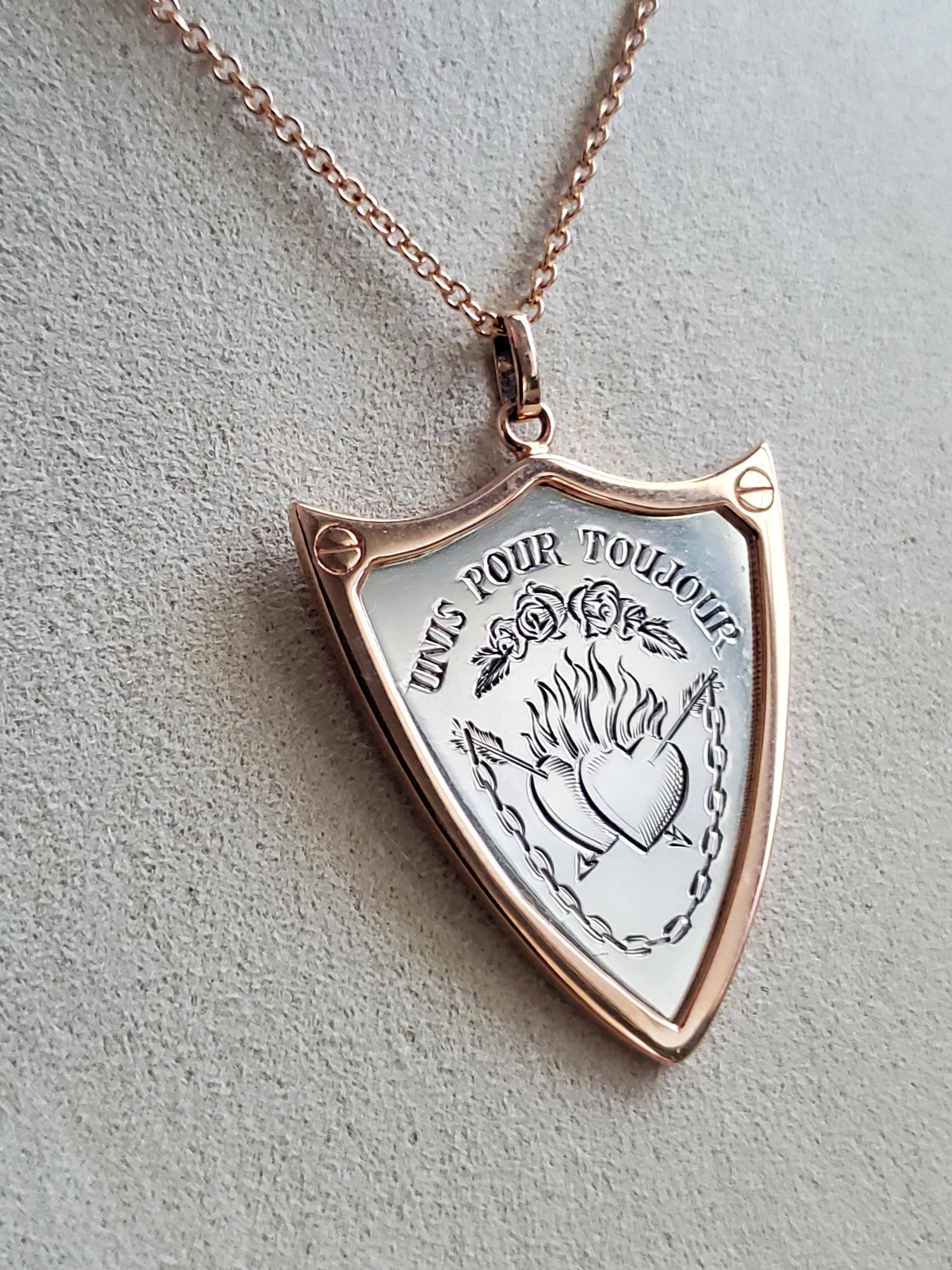 Ciondolo a forma di scudo d'amore in oro rosa 14K e argento sterling In condizioni Nuovo in vendita a San Diego, CA