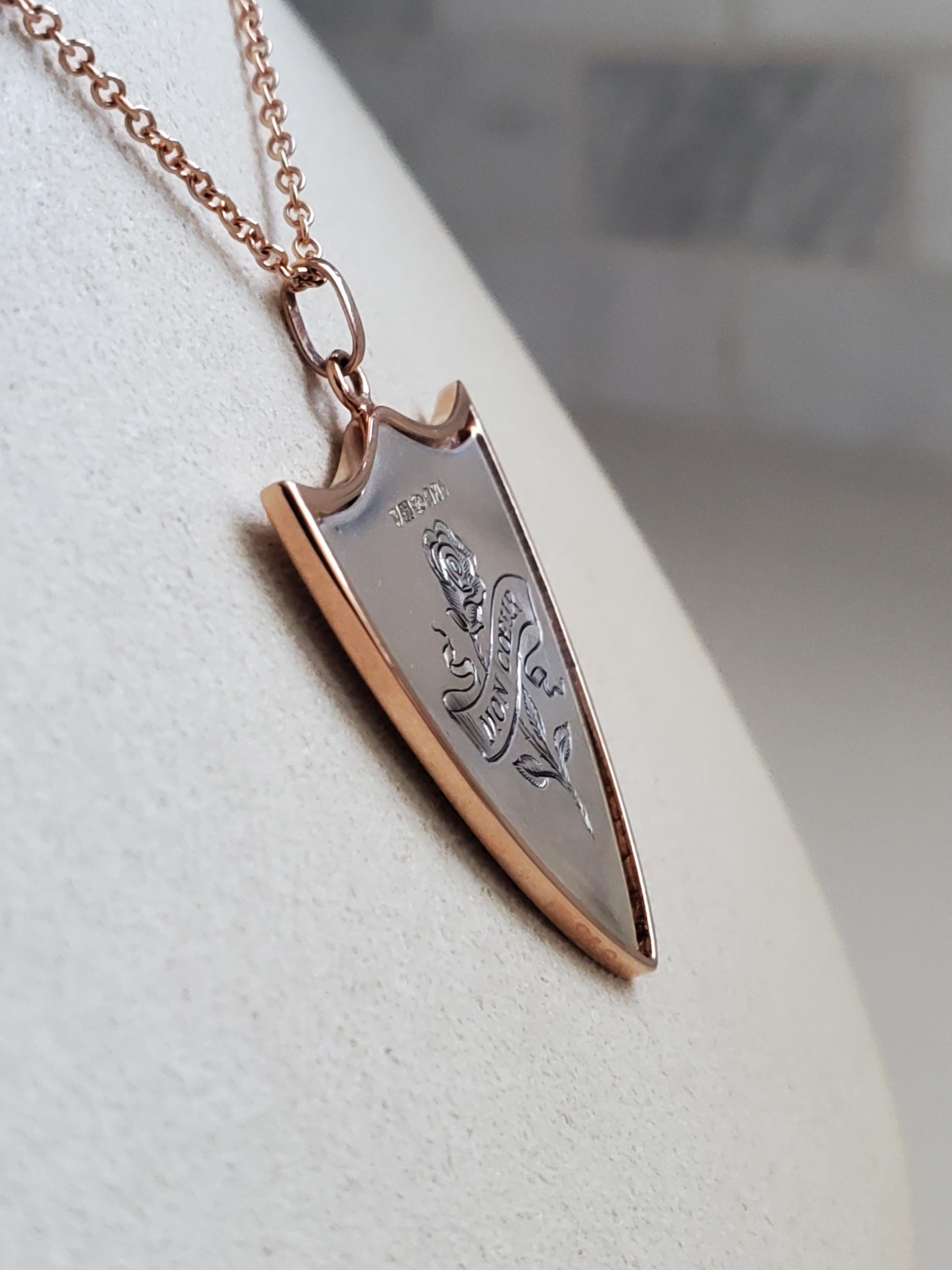 Ciondolo a forma di scudo d'amore in oro rosa 14K e argento sterling in vendita 1