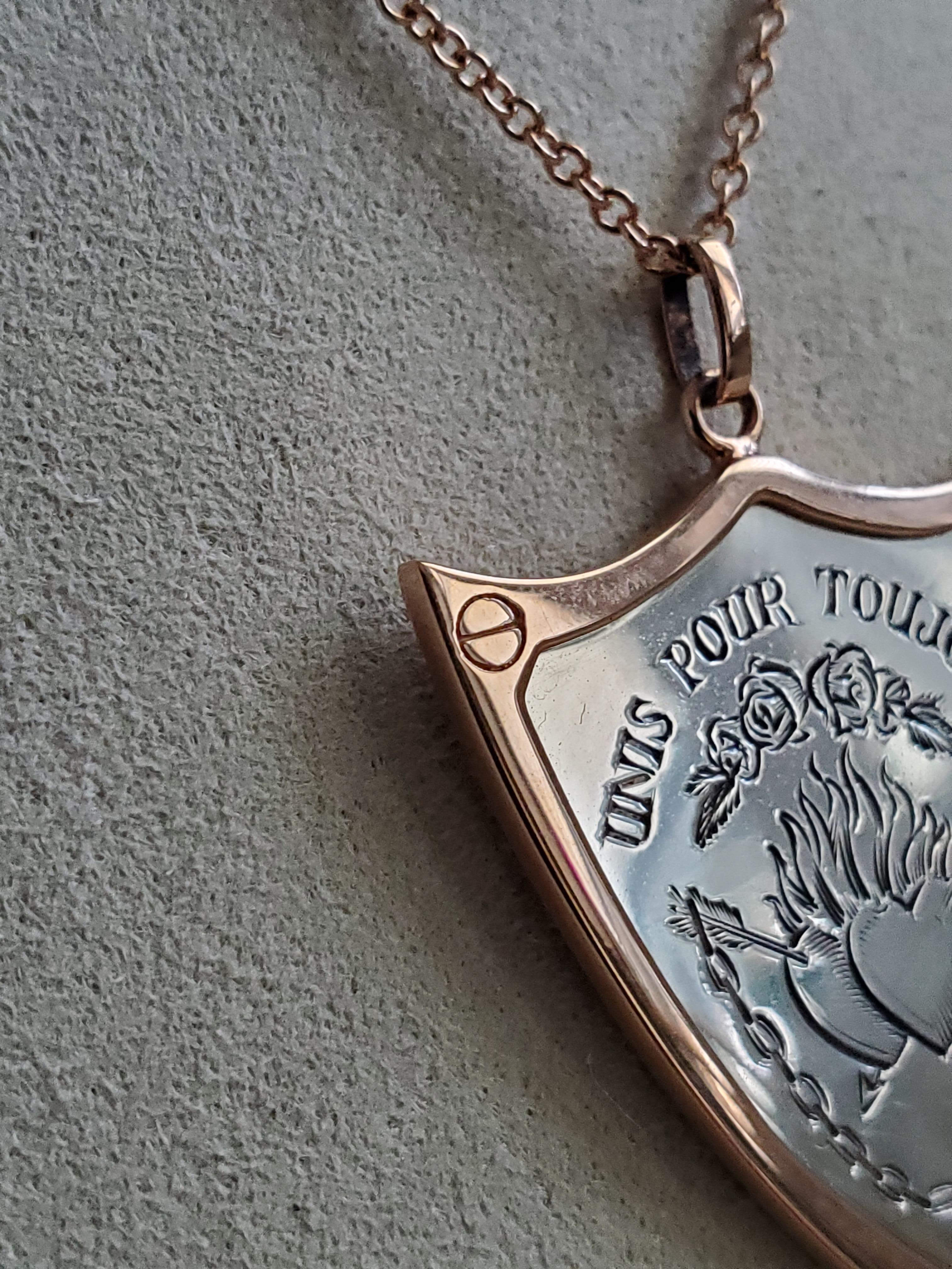 Ciondolo a forma di scudo d'amore in oro rosa 14K e argento sterling in vendita 2