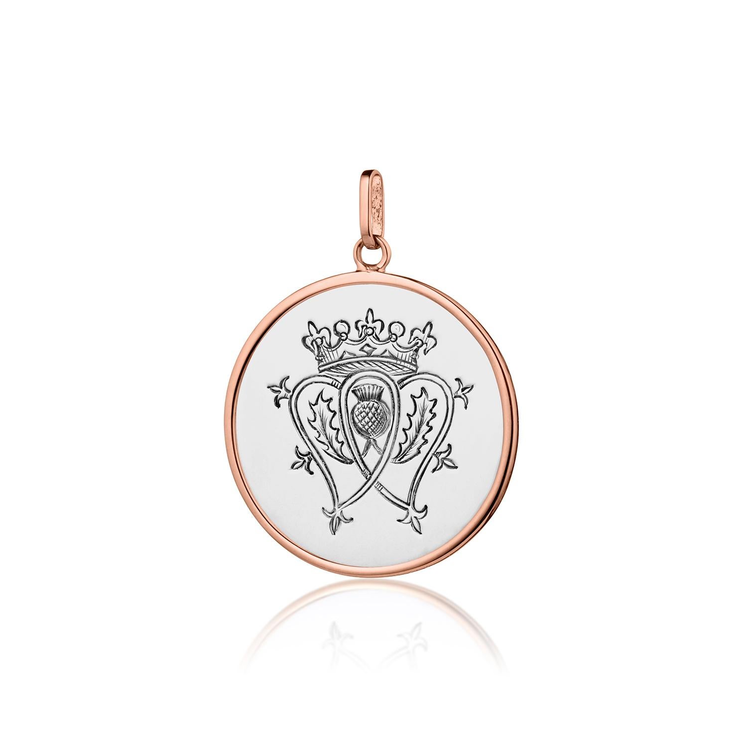 Il nostro gettone d'amore Luckenbooth in oro 14K e argento sterling è un regalo perfetto. I cuori intrecciati, la corona e il cardo simboleggiano amore e protezione. La leggenda dice che i soldati compravano questi gettoni lungo il Royal Mile di