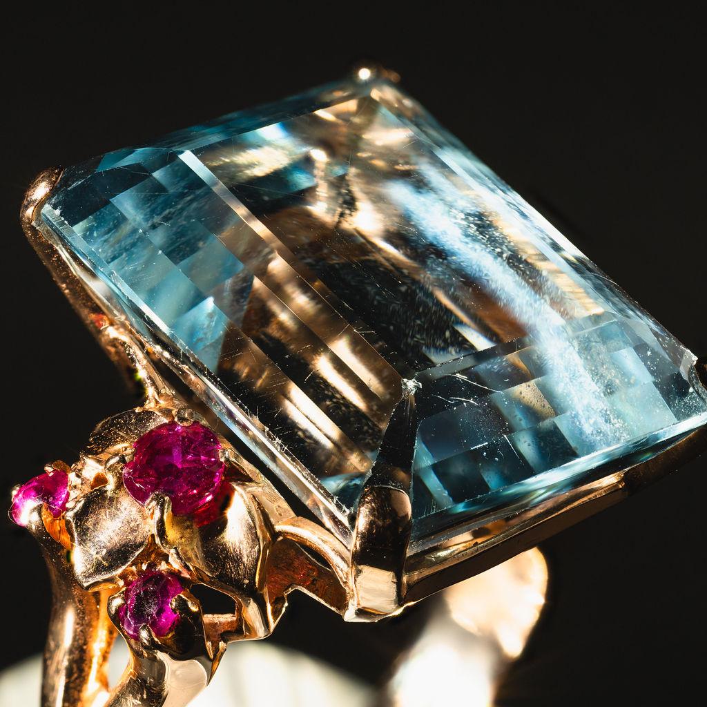 MATERIAL: 14k Rose Gold
Edelstein: Aquamarin 24 cttw
Aquamarin Abmessungen 20,7 x 15,20 x 11,6 mm
Rubin 0,80cttw
Größe: 6,75
Gewicht: 15 Gramm

Prächtiger Ring mit Aquamarin und Rubinen in 14 Karat Roségold. Mit seinen schönen Blautönen und seiner