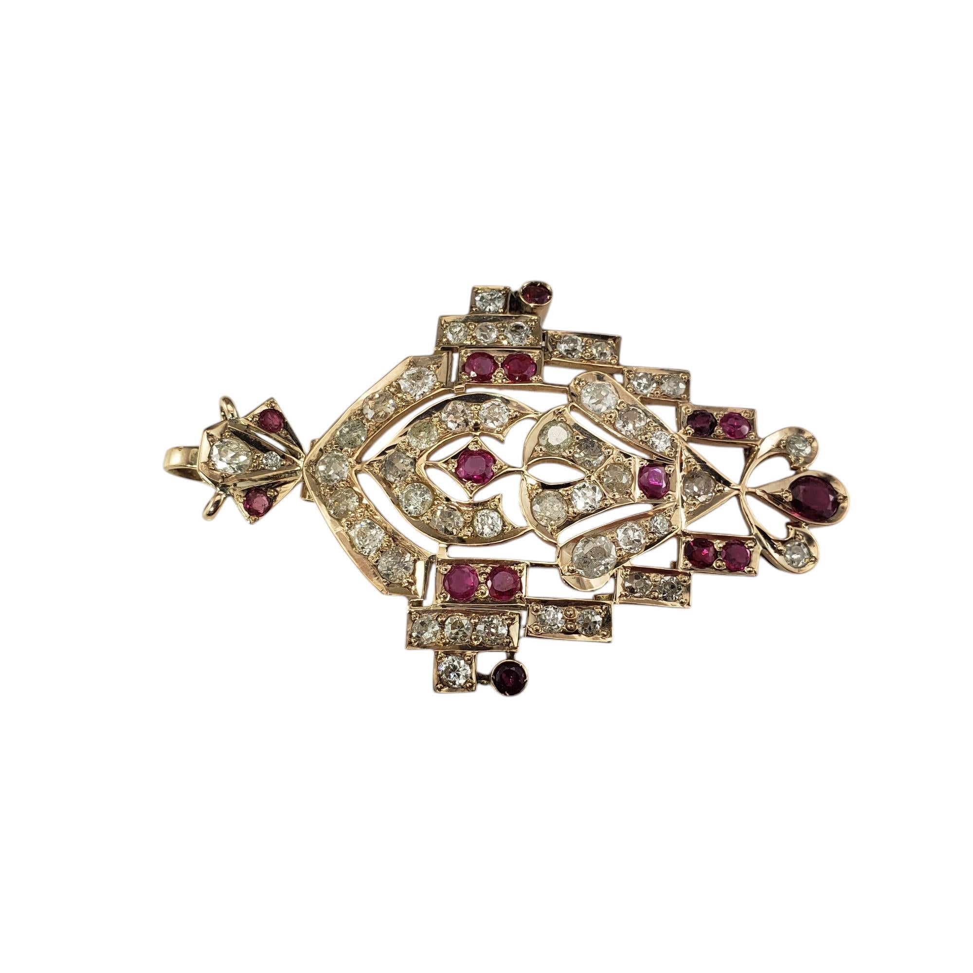 Ciondolo con rubino e diamante in stile Art Deco in oro rosa 14K - Certificato JAGi...

Questo spettacolare pendente in oro rosa 14K presenta 46 diamanti taglio antico e 15 rubini naturali taglio rotondo incastonati in un design Art Deco