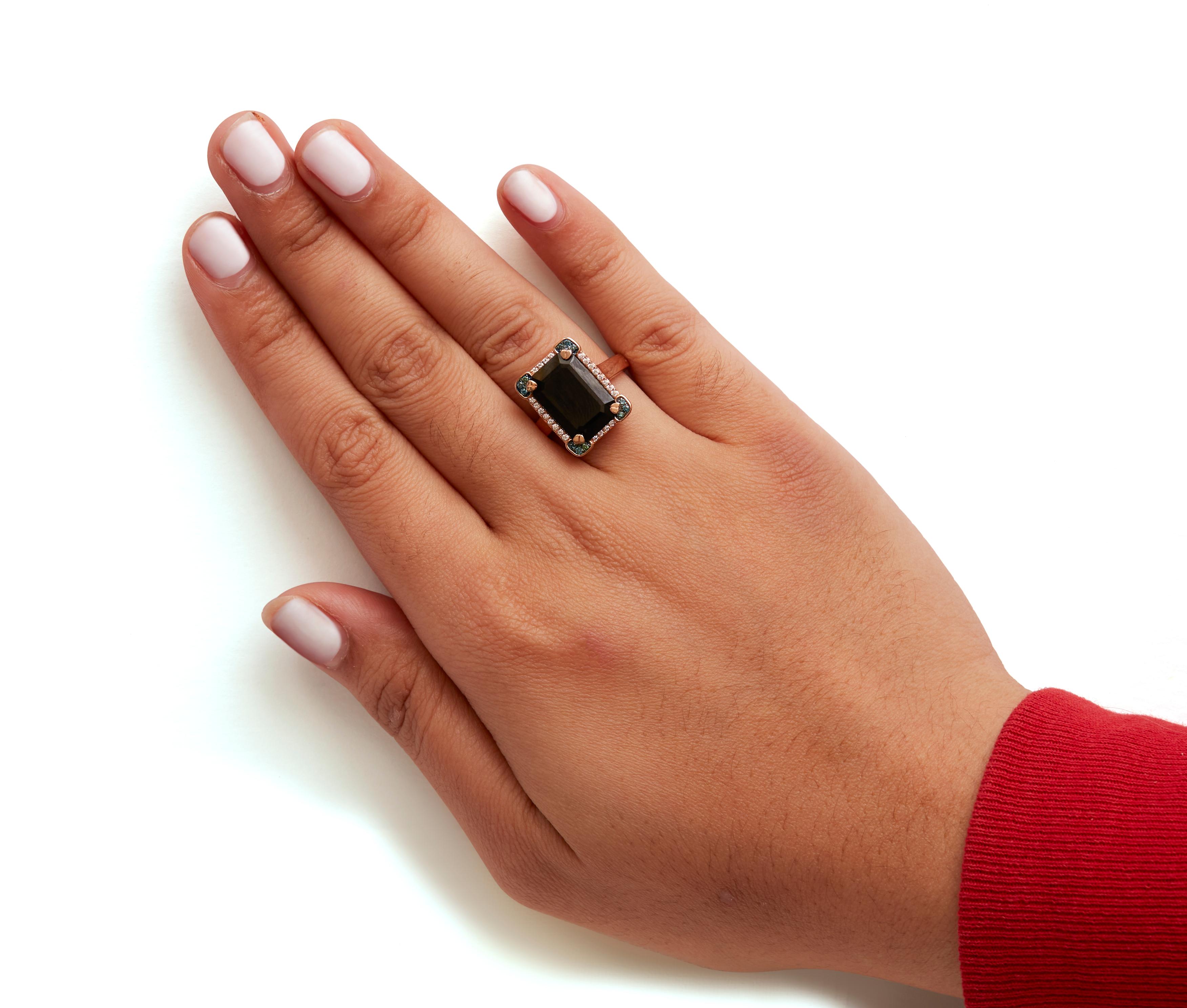 Anello da cocktail in oro rosa 14K con onice nero e diamanti blu e bianchi da 1/5 Cttw In condizioni Nuovo in vendita a New York, NY