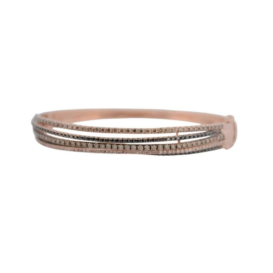 Délicat, rayonnant et indéniablement unique, ce bracelet en or rose 14 carats avec diamants naturels est une célébration de la chaleur, de la couleur et de l'élégance. Fusion harmonieuse du design classique et de l'expression artistique, cette pièce
