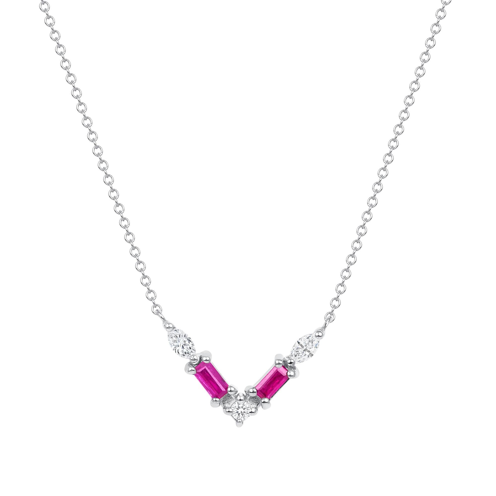 Diese aus 14-karätigem Gold gefertigte Halskette zeichnet sich durch eine durchdachte Anordnung von rosafarbenen Saphiren und Diamantpavé aus, die elegant entlang einer V-förmigen Ebene angeordnet sind. Der aus 14-karätigem Gelbgold gefertigte