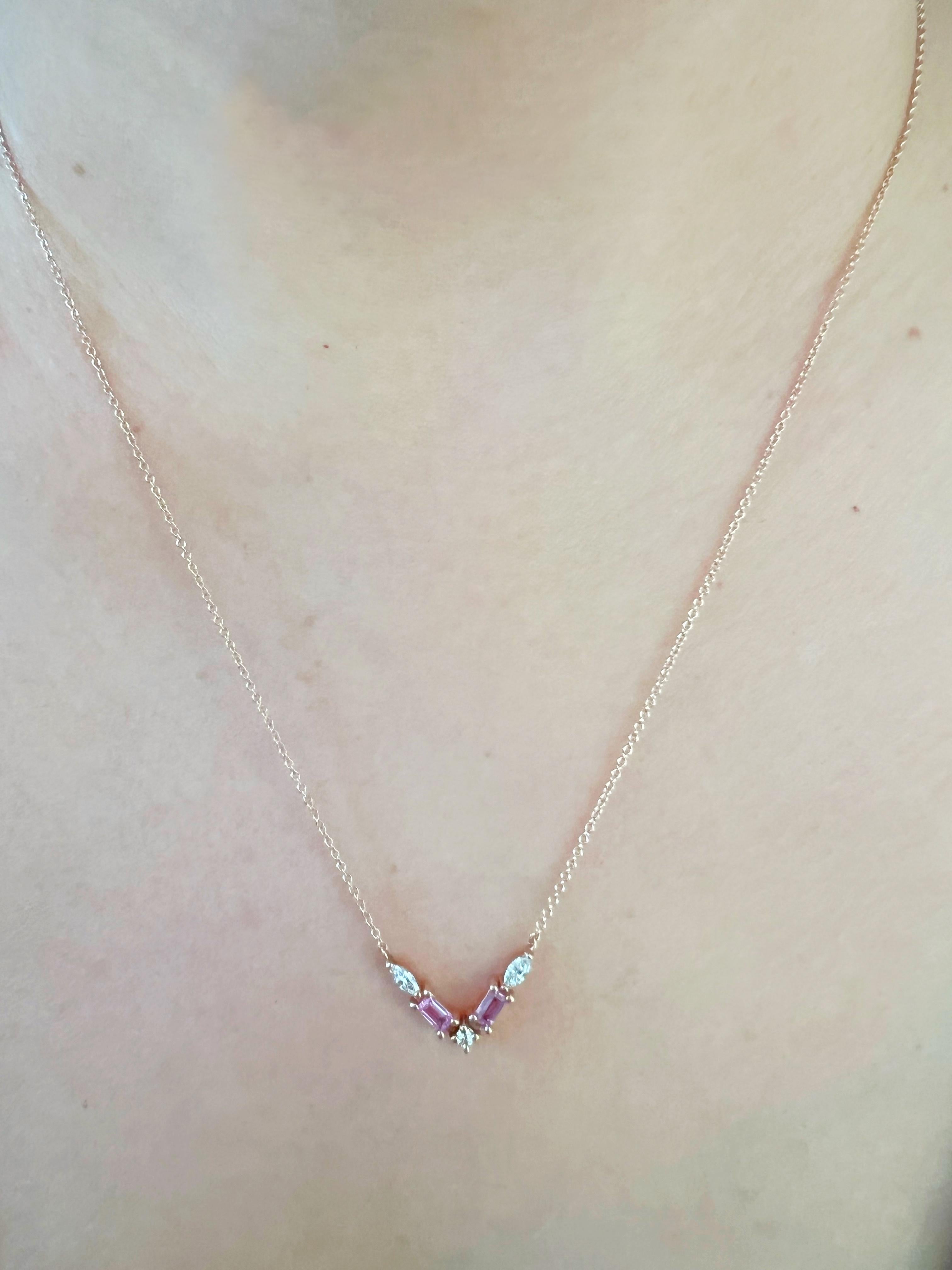 Halskette mit Baguette-Anhänger, 14 Karat Roségold Chevron Diamant & rosa Saphir (Baguetteschliff) im Angebot