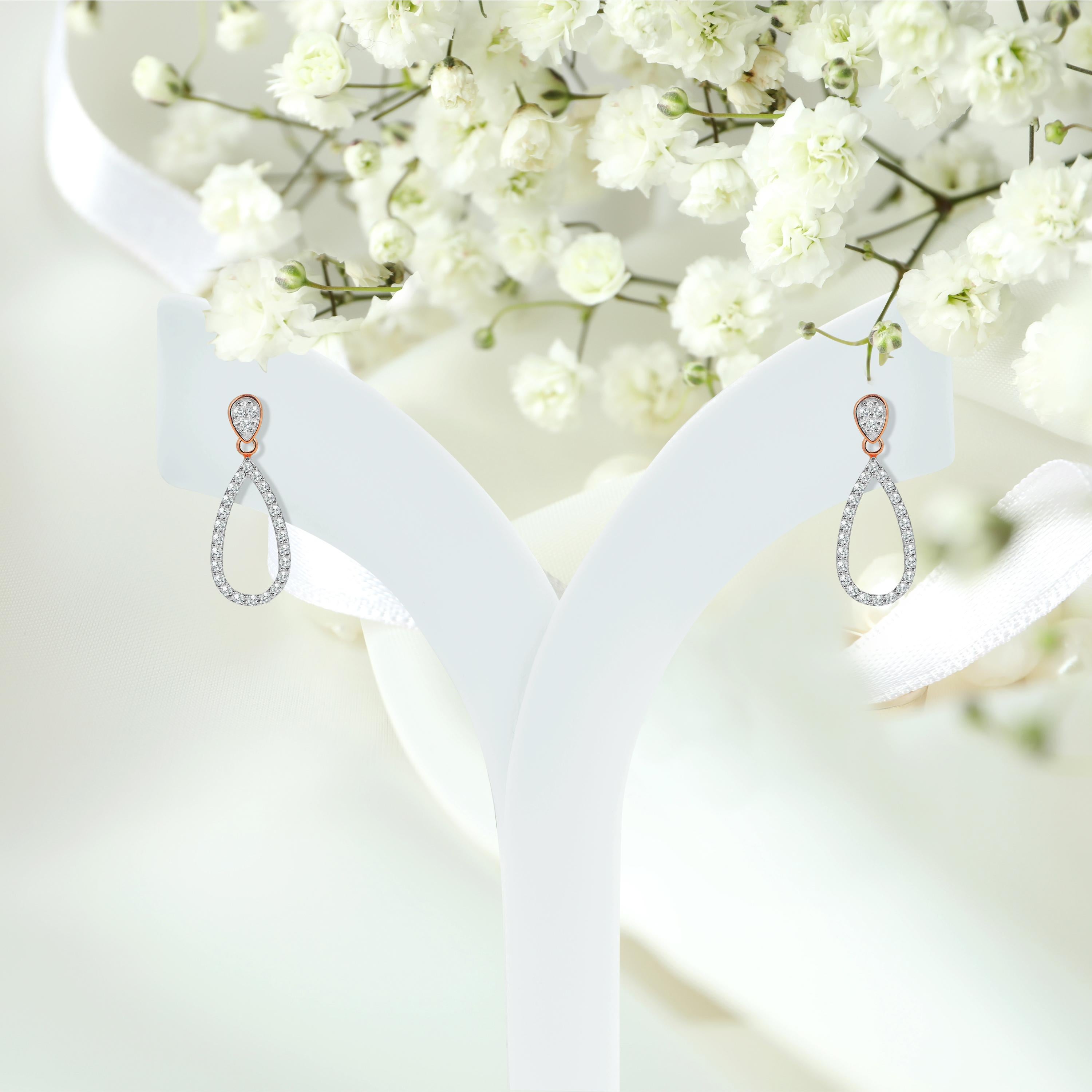 Taille ronde Boucles d'oreilles en or 14k avec diamant en grappe Boucles d'oreilles en forme de larme de diamant en vente