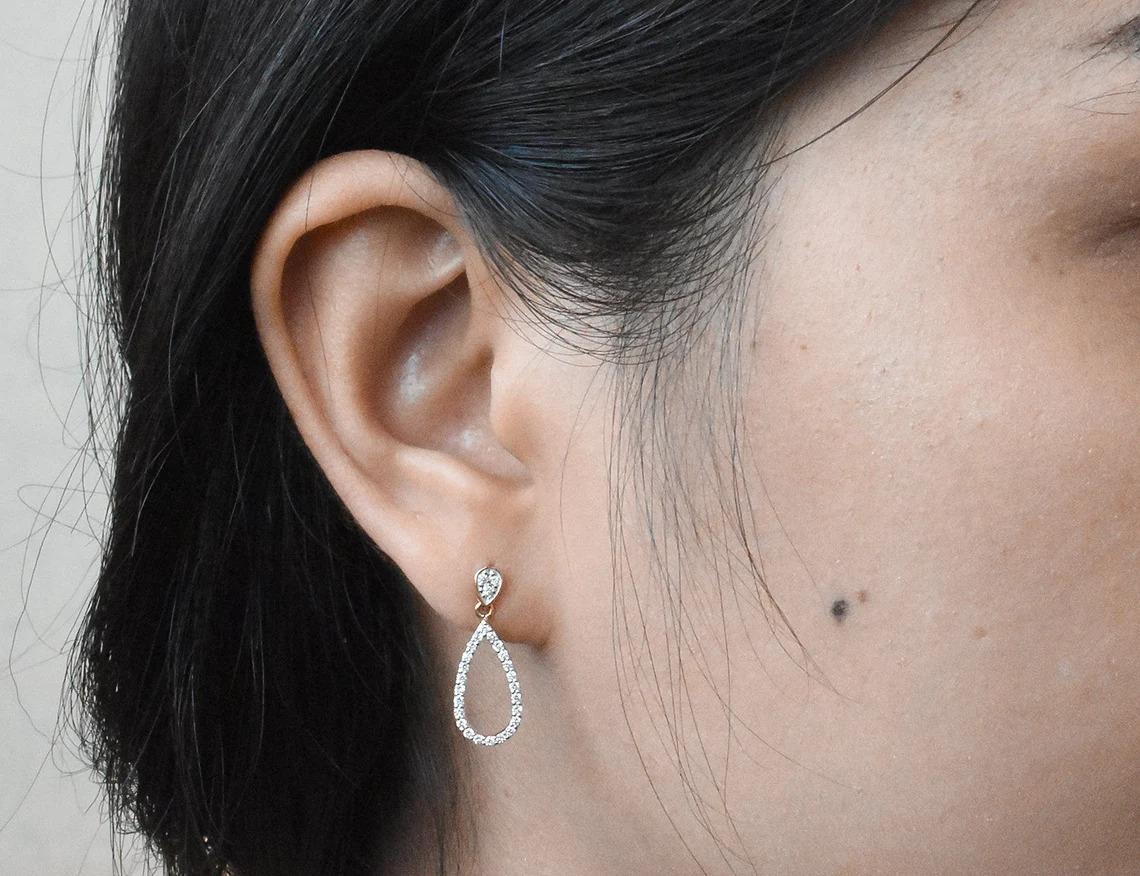 14k Gold Cluster Diamond Earrings Diamond Teardrop Stud Earrings In New Condition For Sale In Bangkok, TH