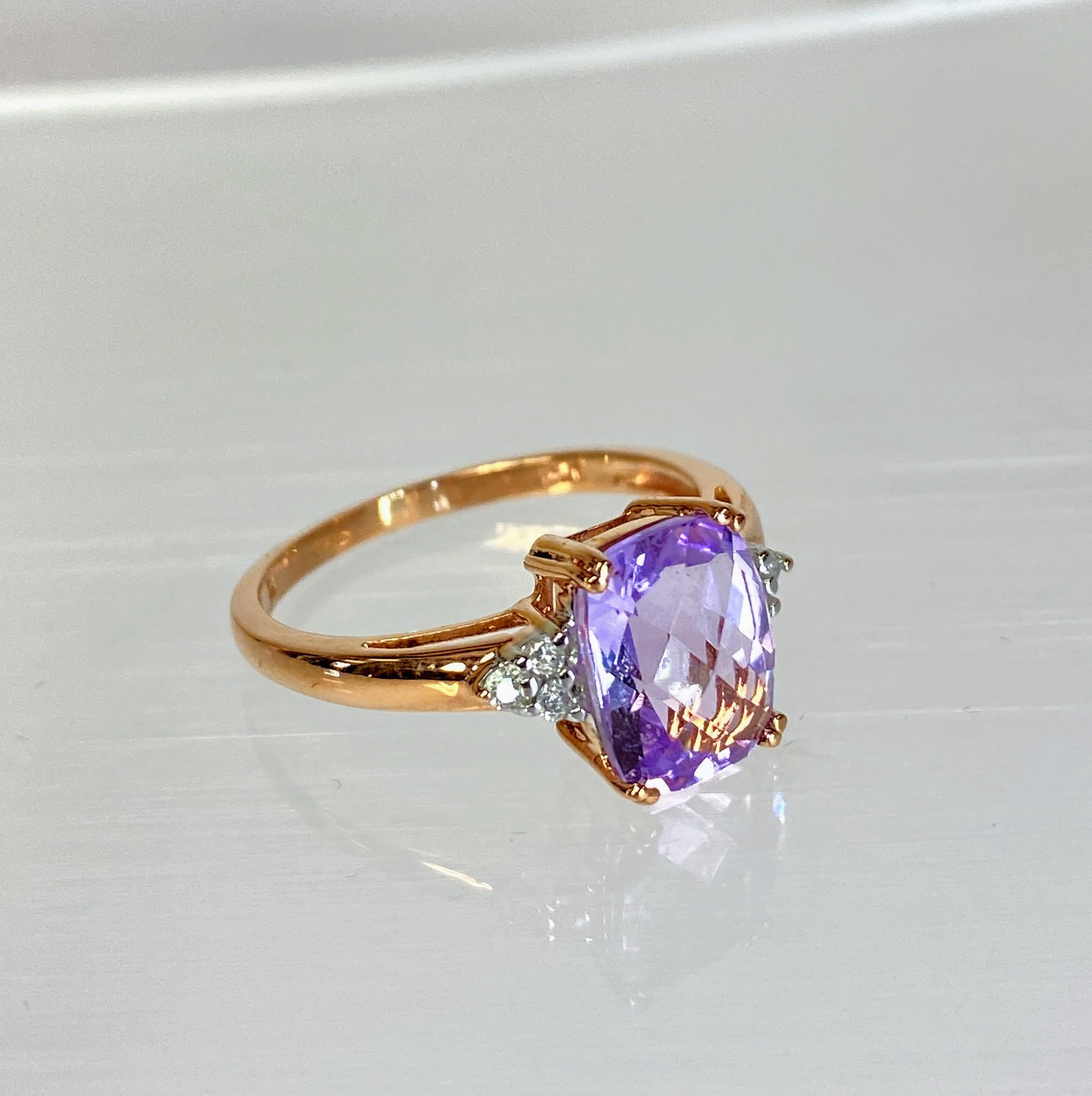 Captivating 14K Rose Gold Cushion Cut Purple Amethyst Diamond Accent Ring Size 9

This rose gold cushion cut amethyst and diamond ring is a stunning piece of jewelry. The centerpiece of the ring is a cushion-cut amethyst gemstone, known for its
