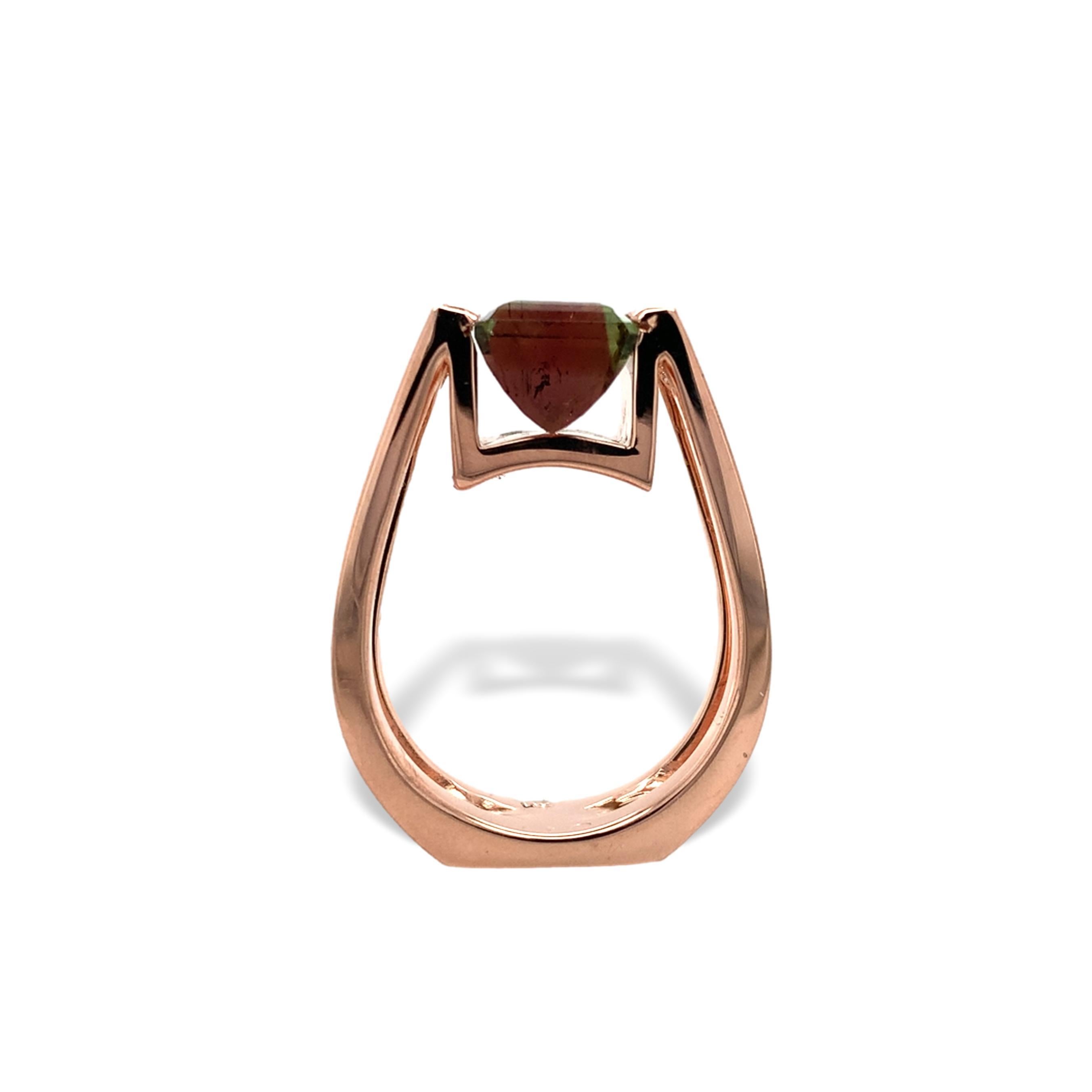 Anello con tormalina moderna in oro rosa 14K realizzato da Henry Roa. Questo anello è il design 