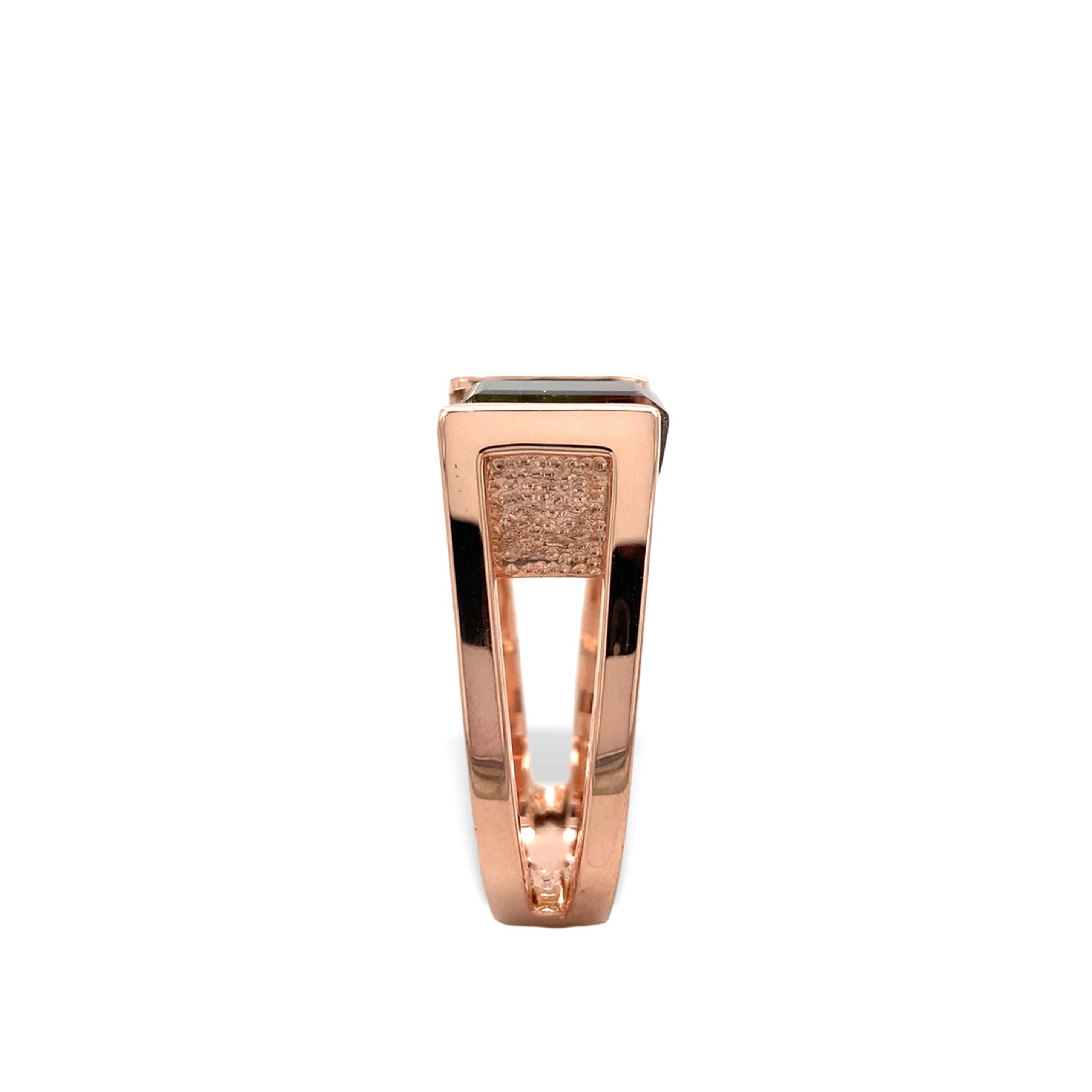 Taglio smeraldo Anello personalizzato in oro rosa 14K con tormalina bicolore di Harry Roa in vendita