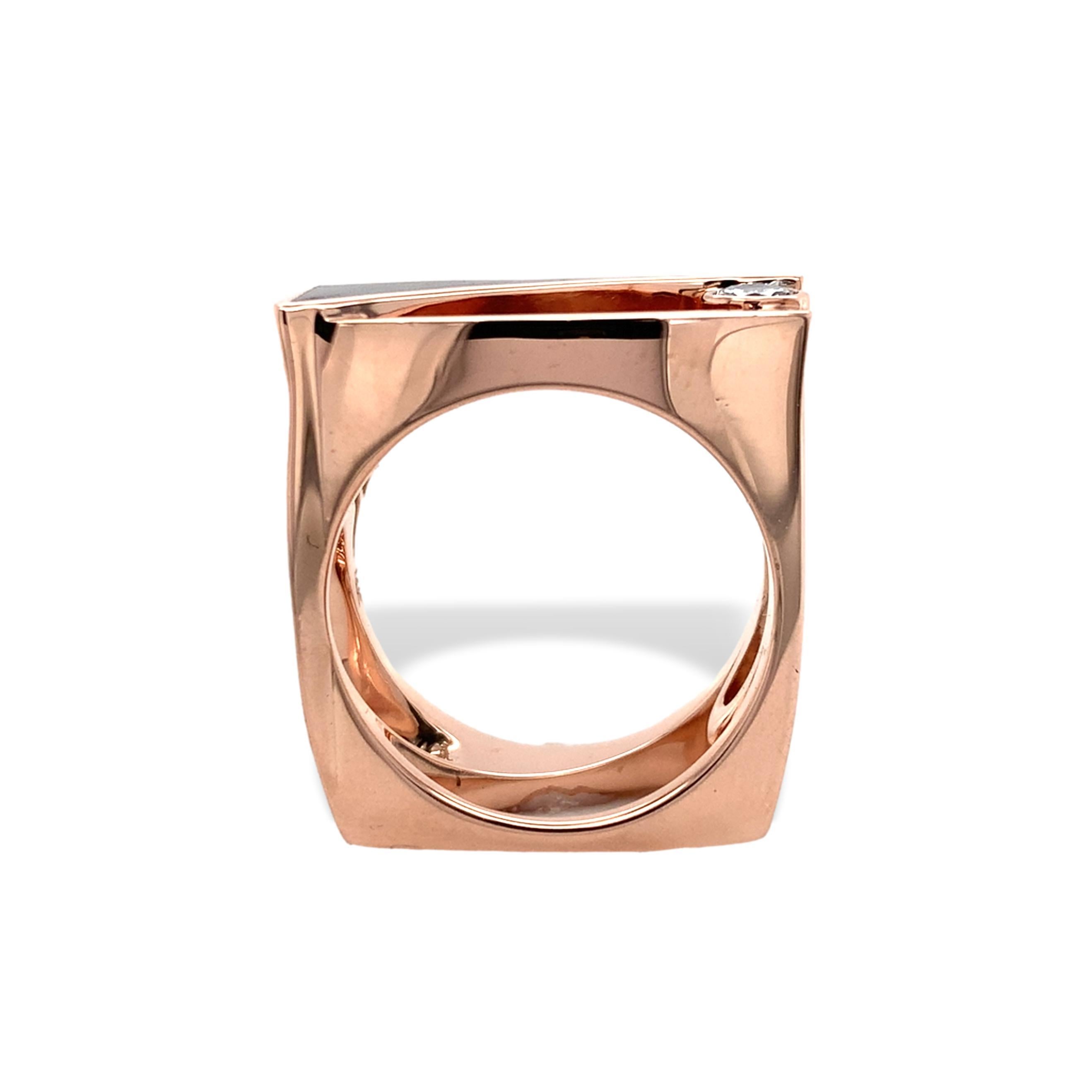 Anello moderno in oro rosa 14K con giada nera e diamanti realizzato da Henry Roa. Questo anello è il design 