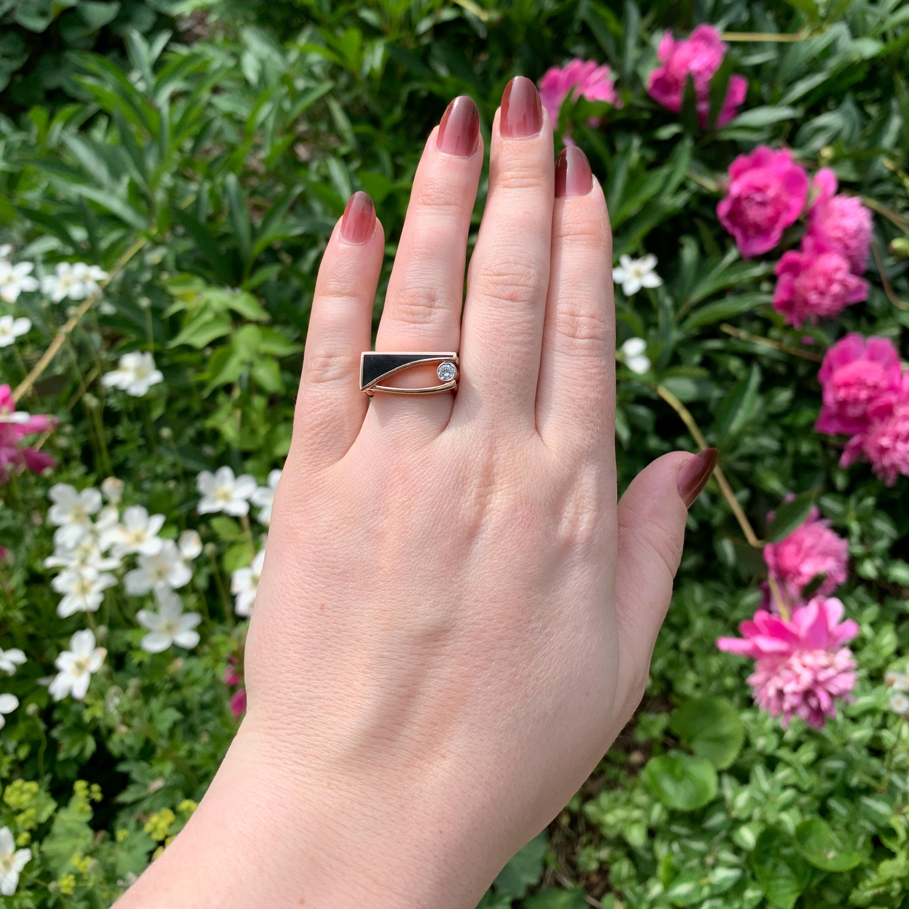 Uomo Anello personalizzato in oro rosa 14K con giada nera e diamanti di Harry Roa in vendita