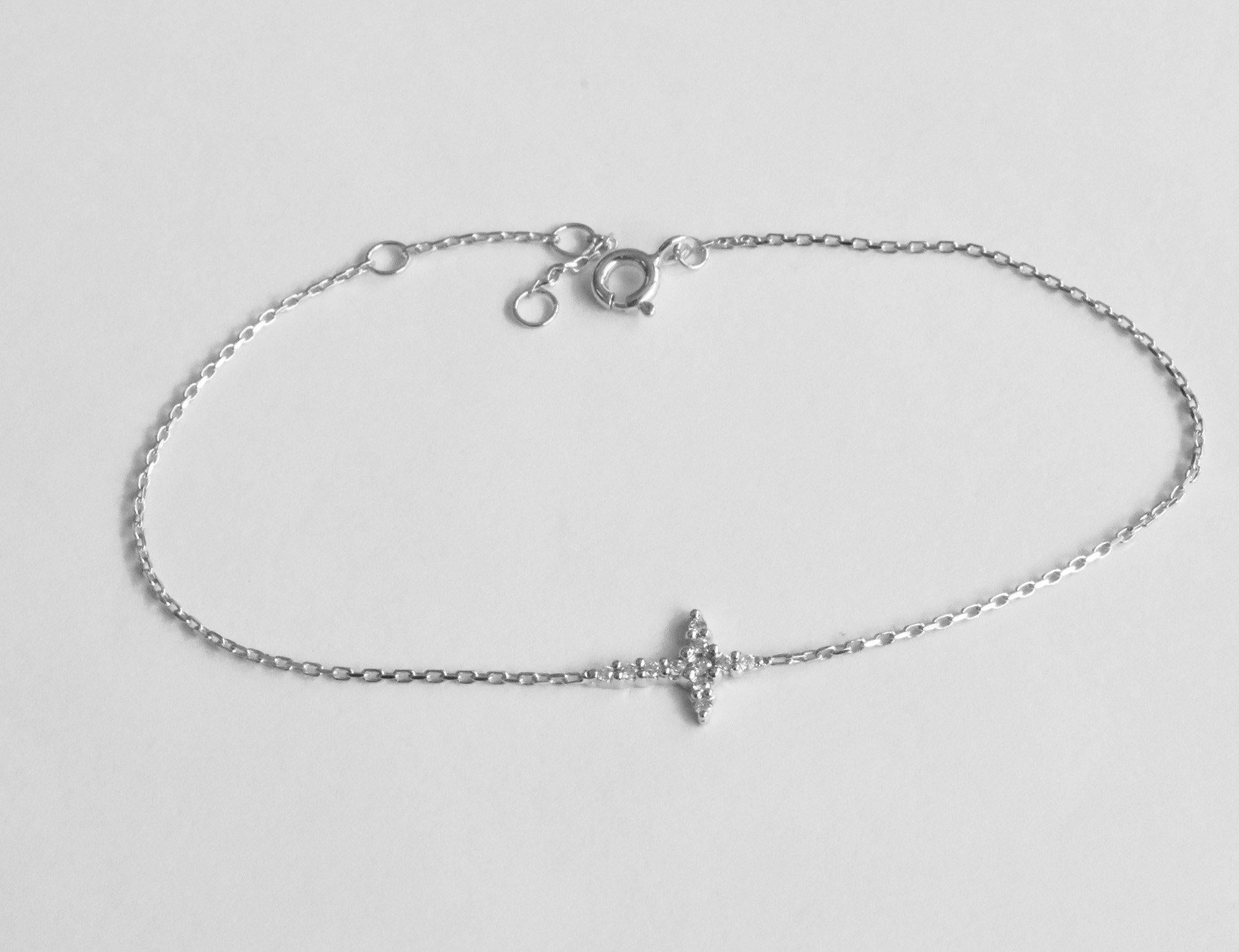 Bracelet en or 14k avec une petite croix en forme de diamant. Neuf - En vente à Bangkok, TH