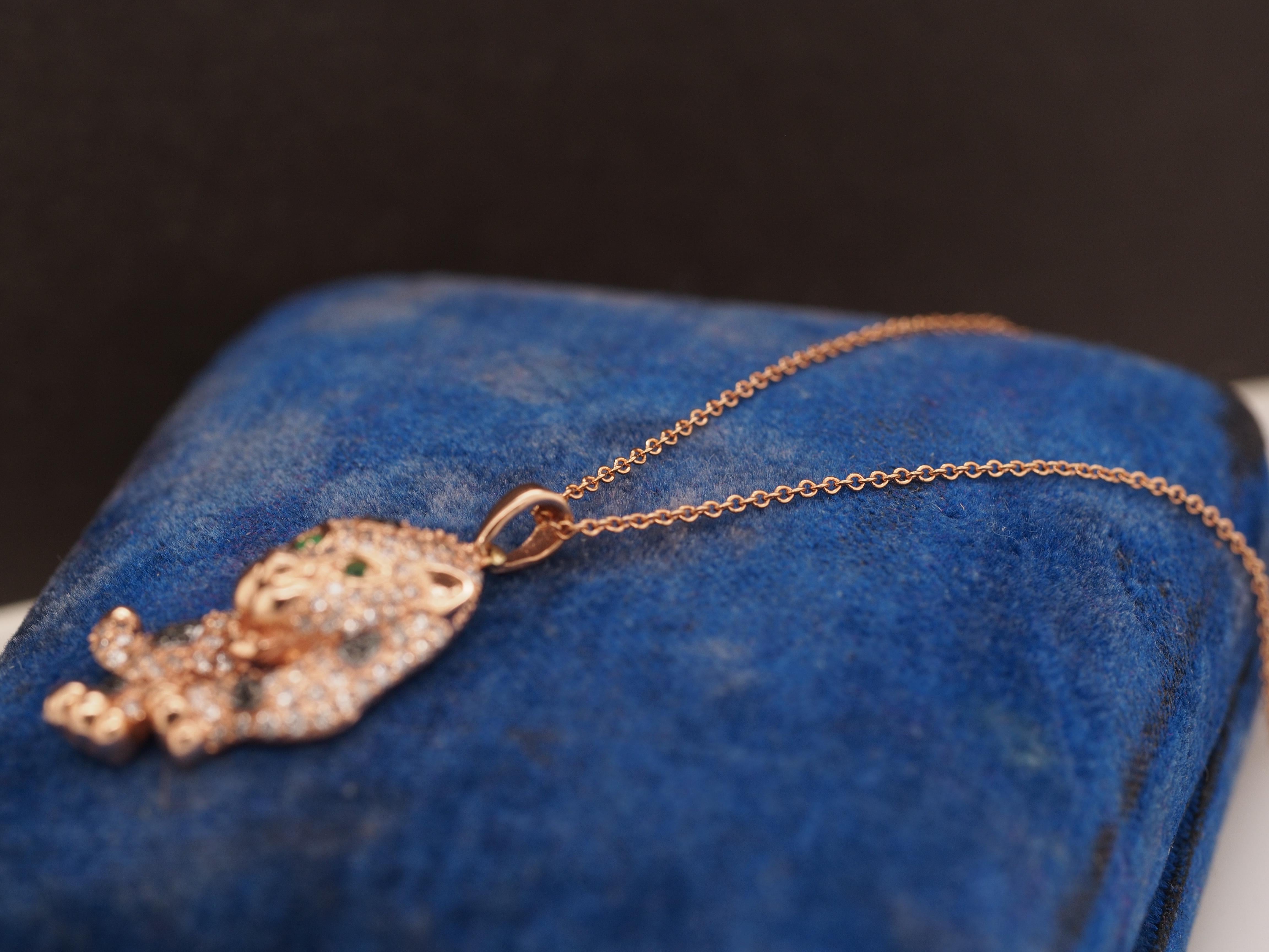 Taglio smeraldo Collana con ciondolo e pantera in oro rosa 14K con diamanti e smeraldi in vendita