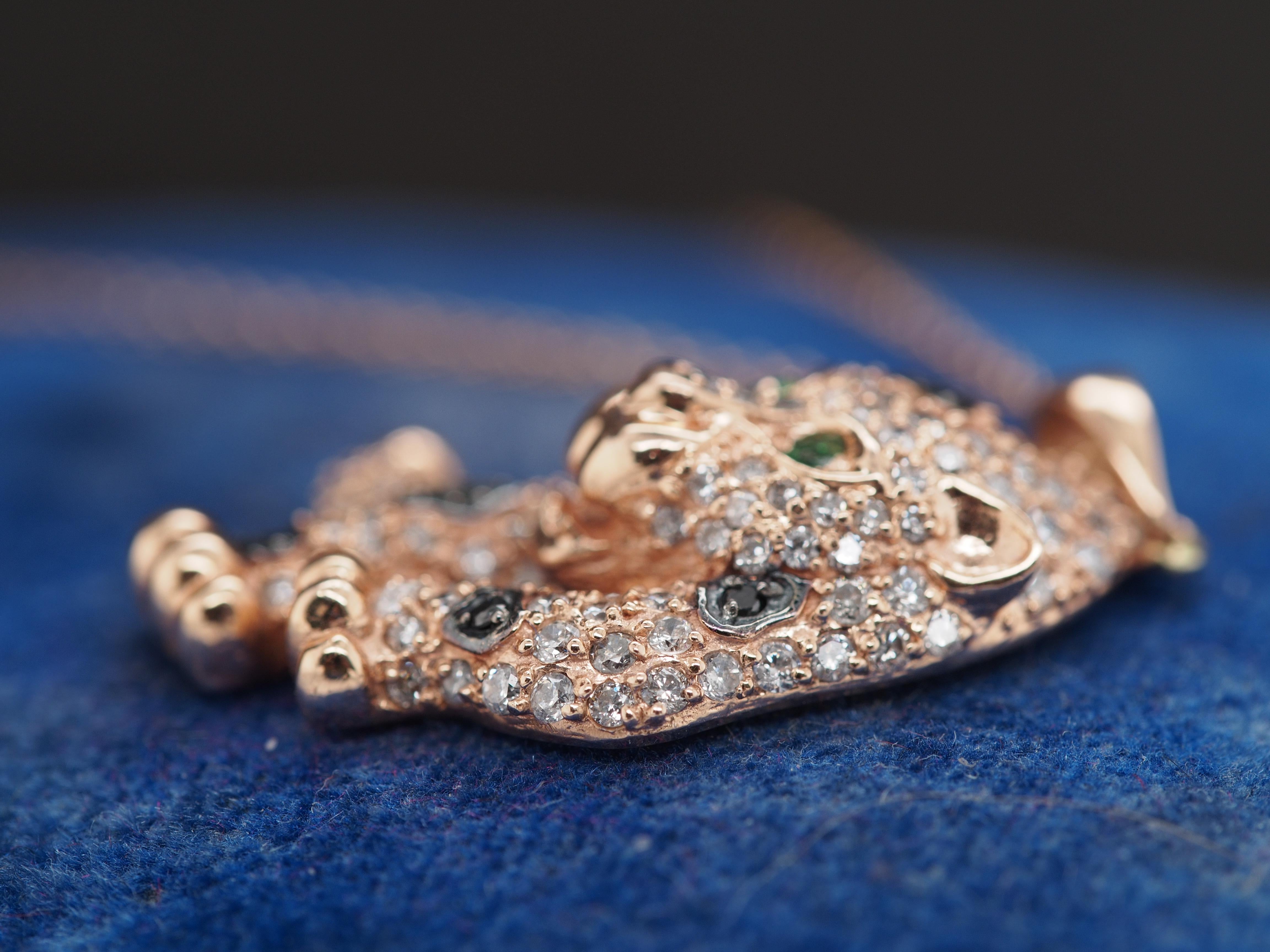 Collana con ciondolo e pantera in oro rosa 14K con diamanti e smeraldi in vendita 1