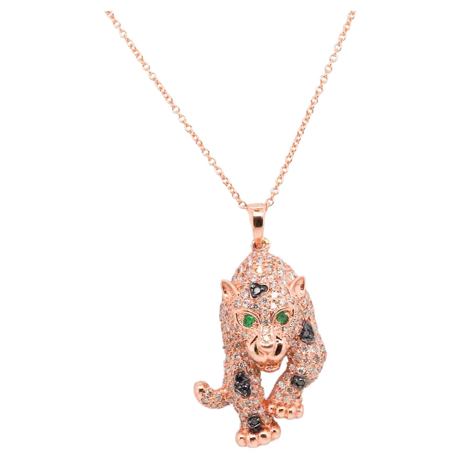 Collana con ciondolo e pantera in oro rosa 14K con diamanti e smeraldi in vendita