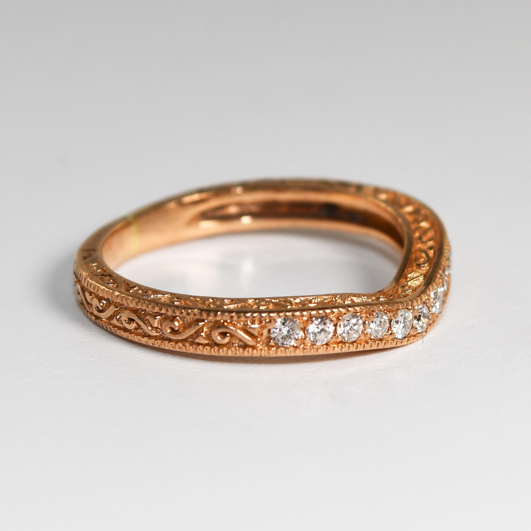 14k rose gold diamond band.
Detailed design on the shank of the ring.
0.15tdw.
Size 6, wieghs 2.8 grams.