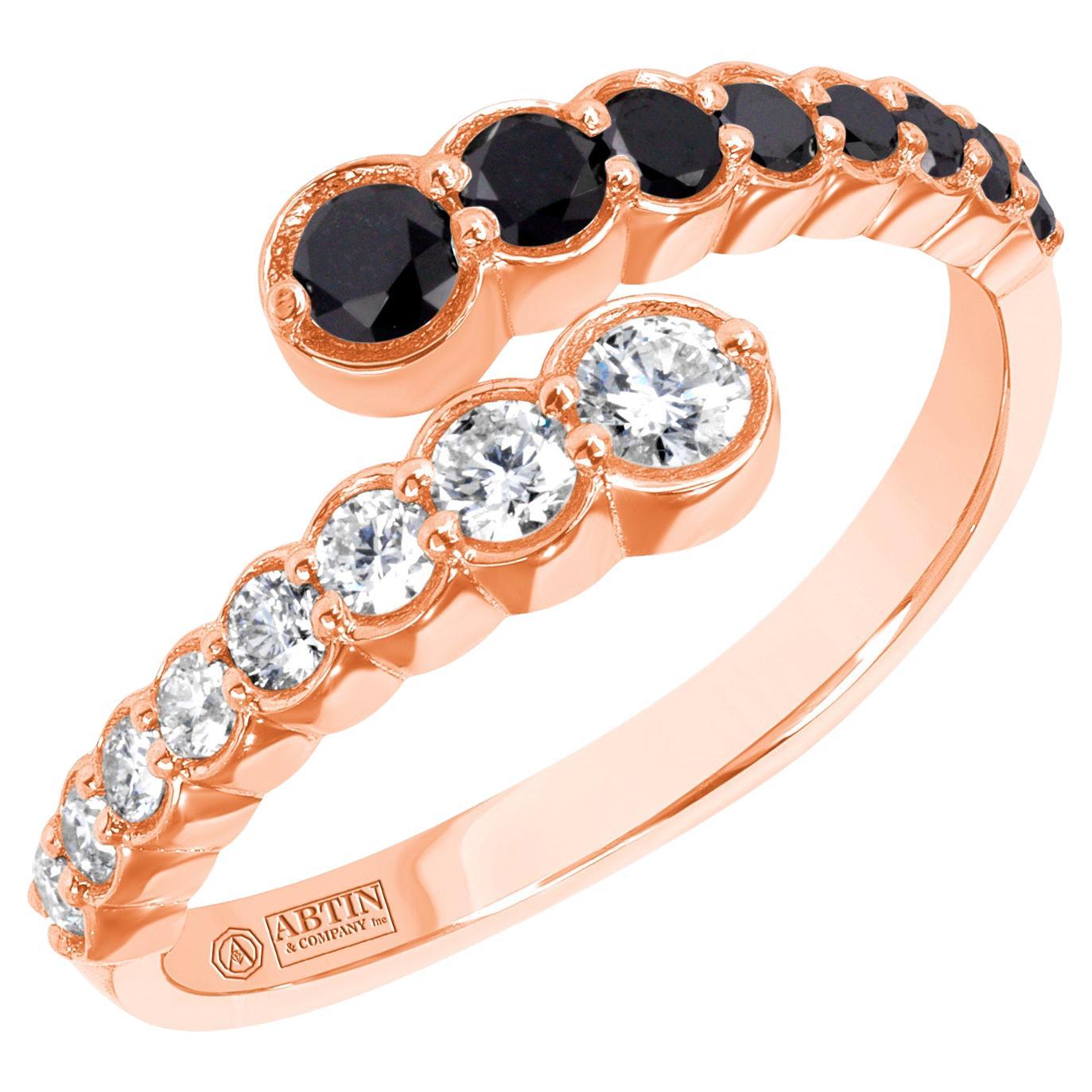 Bypass-Ringband aus 14 Karat Roségold mit Diamanten und schwarzen Diamanten in der Lünette 