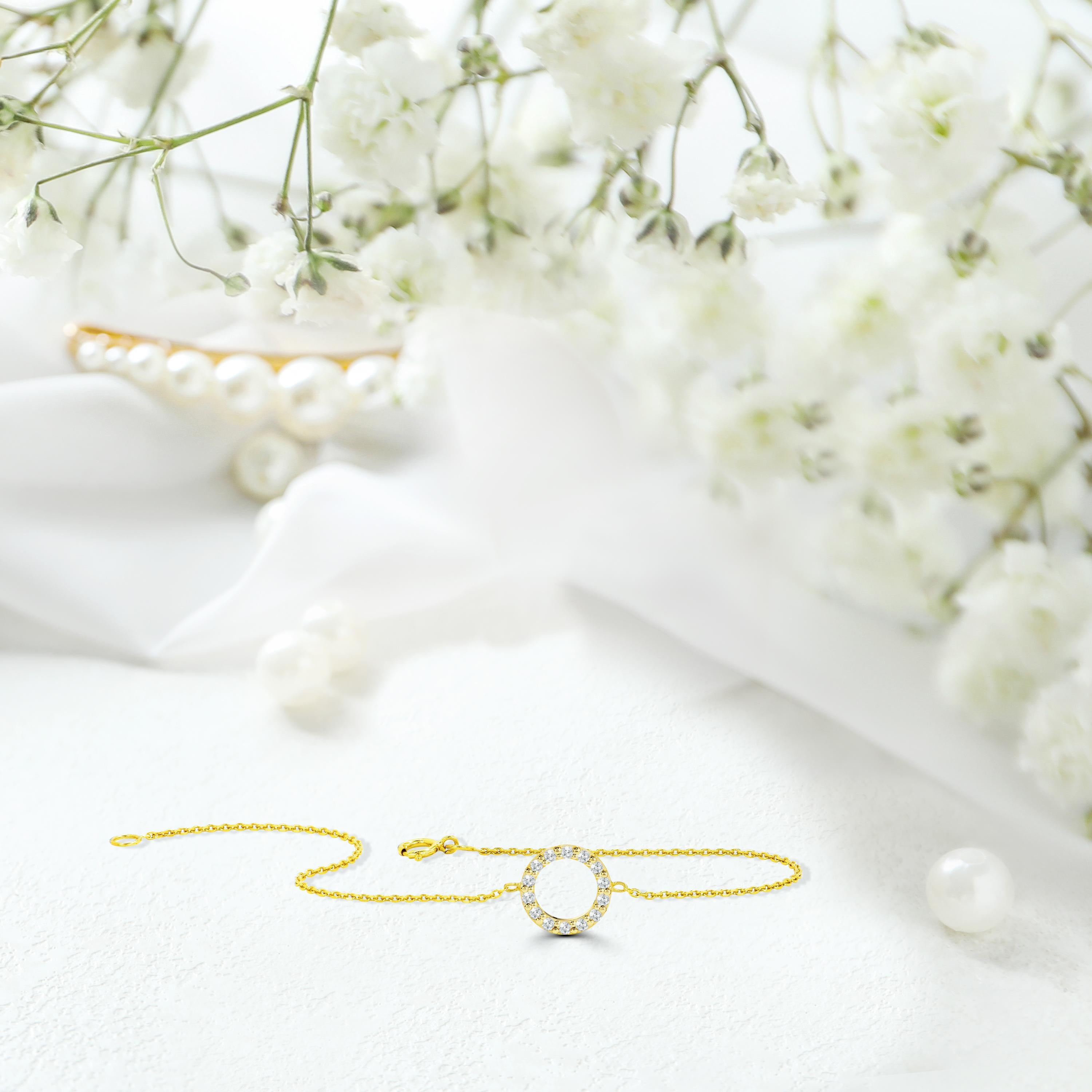 Taille ronde Bracelet rond en or 14 carats avec diamants pavés et halo de diamants en vente