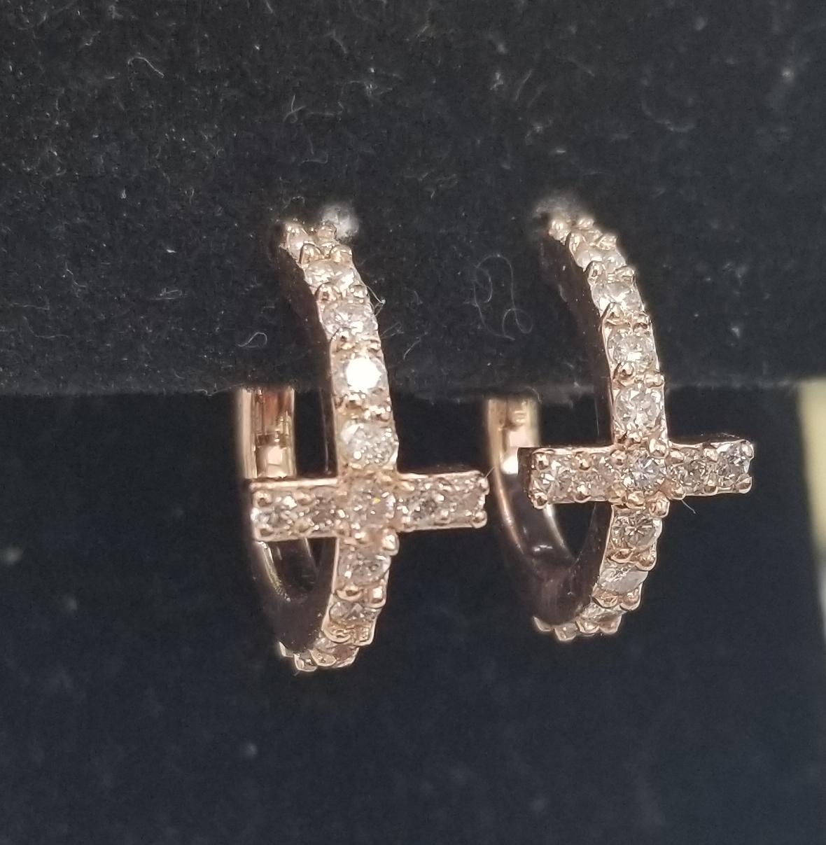 Moderne Boucles d'oreilles en or rose 14k avec croix de diamant en vente
