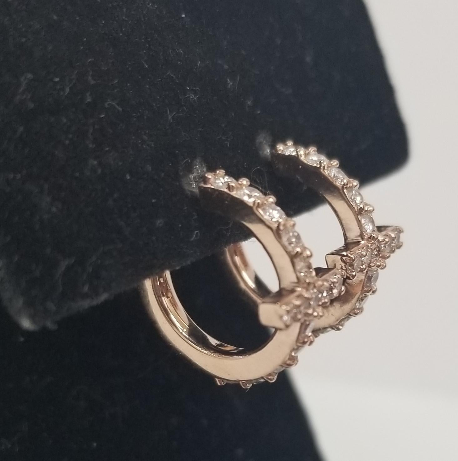 Taille ronde Boucles d'oreilles en or rose 14k avec croix de diamant en vente