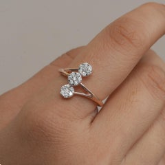 Handgefertigter edler Ring aus 14 Karat Roségold mit Diamanten und Designer-Motiv