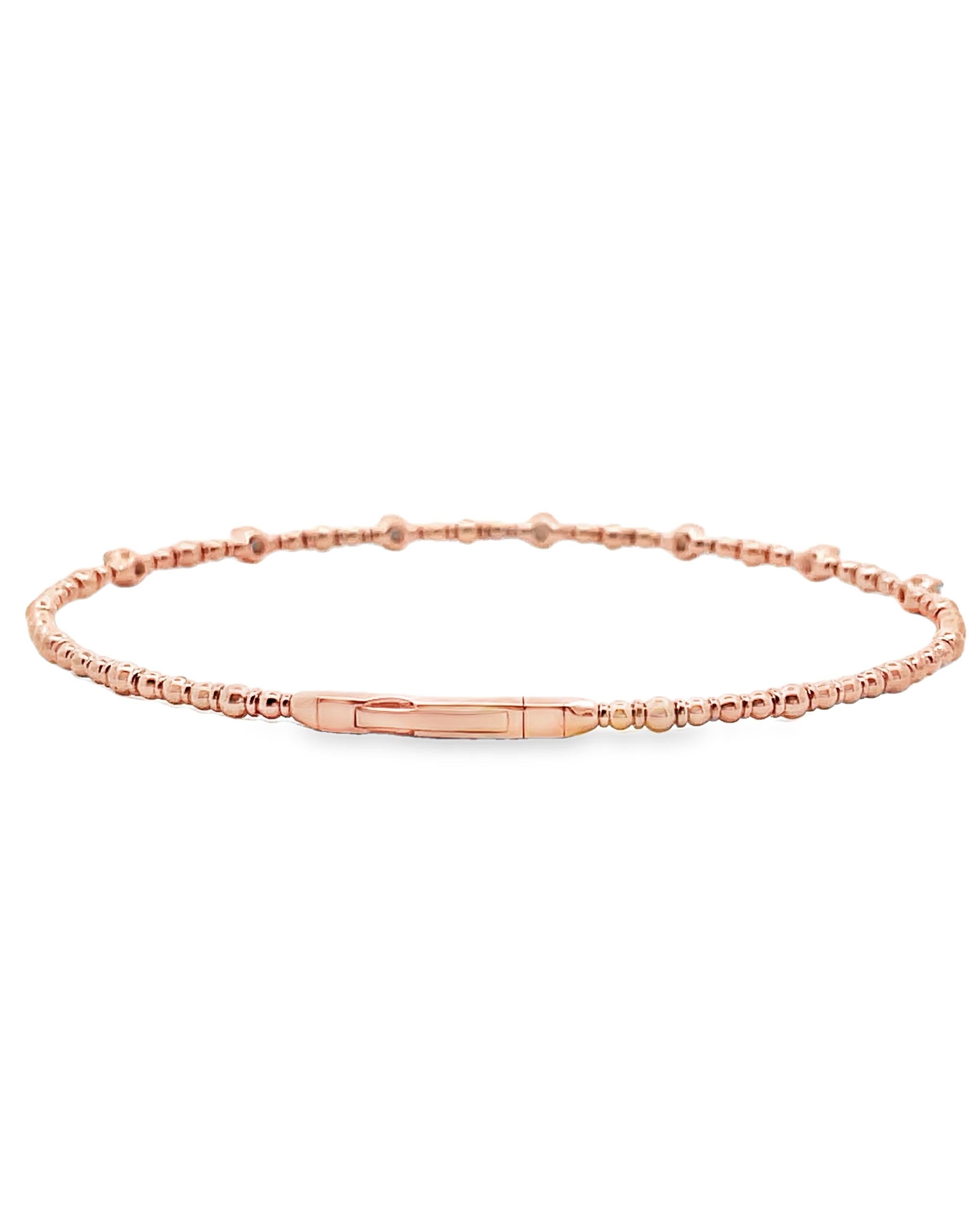 Braccialetto flessibile in oro rosa 14K con 7 diamanti rotondi sfaccettati per un totale di 0,27 carati. 

- La misura del braccialetto è di 6,75 pollici
- I diamanti hanno colore H e purezza SI2.