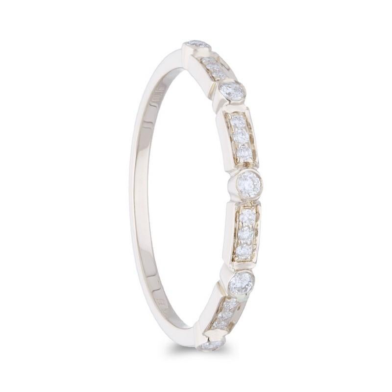 Peso totale dei diamanti: Questo squisito anello Gazebo ha un peso totale di 0,15 carati, con 17 eccellenti diamanti rotondi che creano un gioiello elegante e accattivante.

Diamanti rotondi: L'anello vanta 17 diamanti rotondi meticolosamente