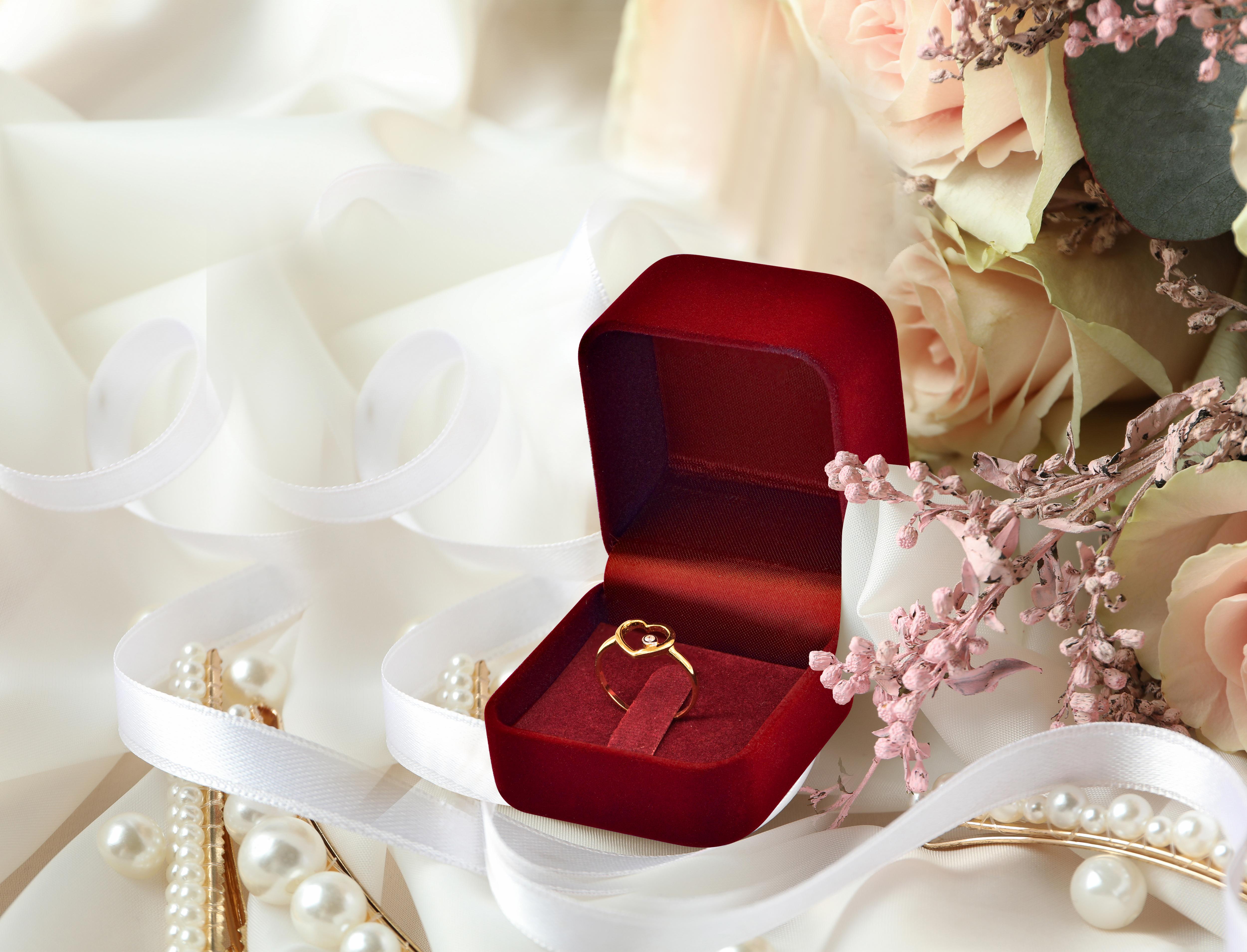 En vente :  Bague cœur minimaliste en or rose 14 carats avec diamants sertis en serti clos 17