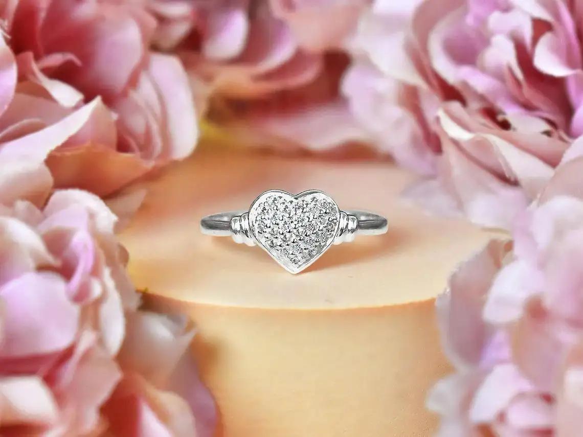 En vente :  Bague en or 14k avec coeur en diamant Bague de fianailles  coeur pav 4