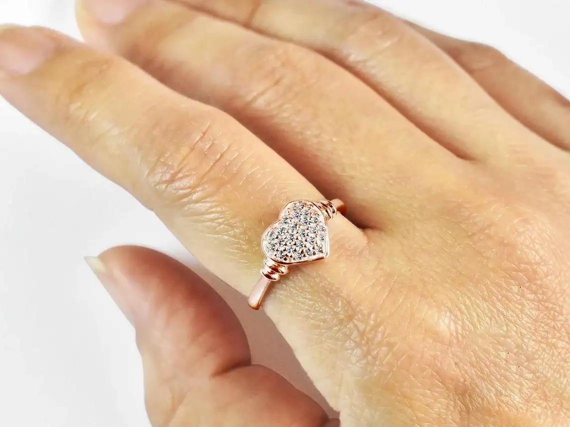 En vente :  Bague en or 14k avec coeur en diamant Bague de fianailles  coeur pav 7