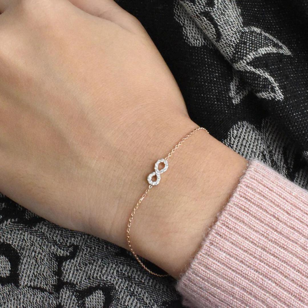 Bracelet de nuds d'infini en or 14k avec diamants Bracelet  breloques d'infini en vente 2