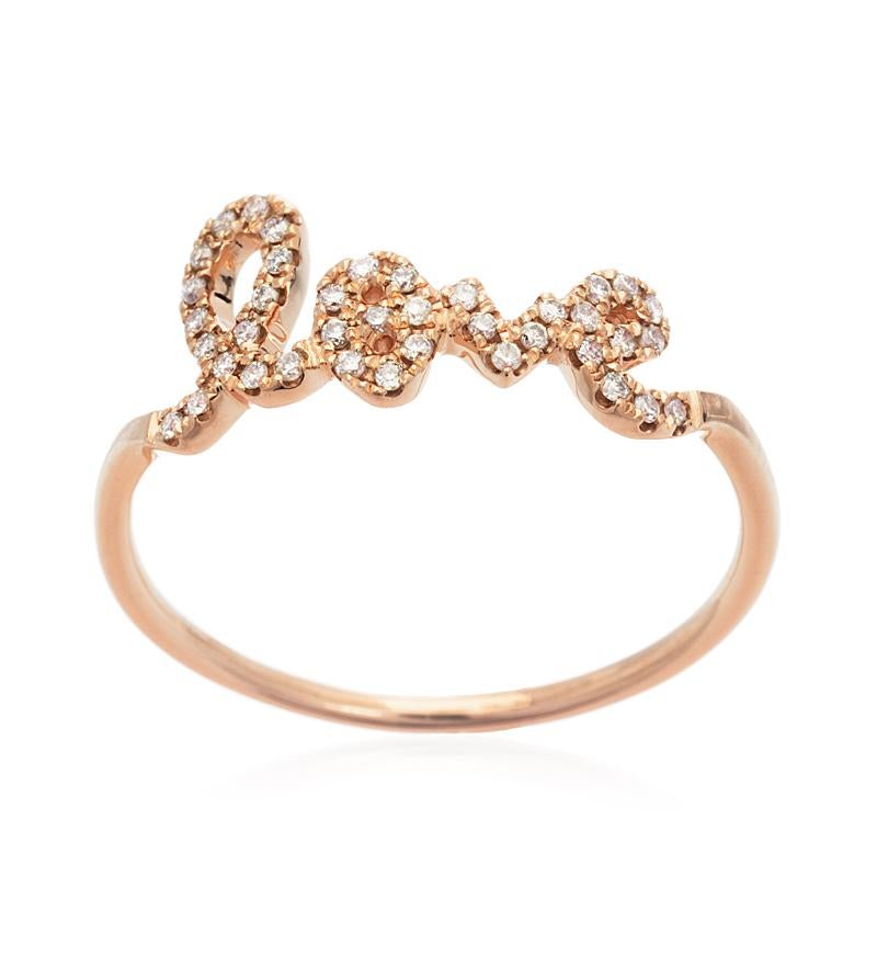 La bague Sydney Evan Love Ring a conquis les cœurs du monde entier, devenant rapidement un choix apprécié des célébrités.

Ornée de 0,14 carats de diamants blancs qui scintillent dans l'écriture 