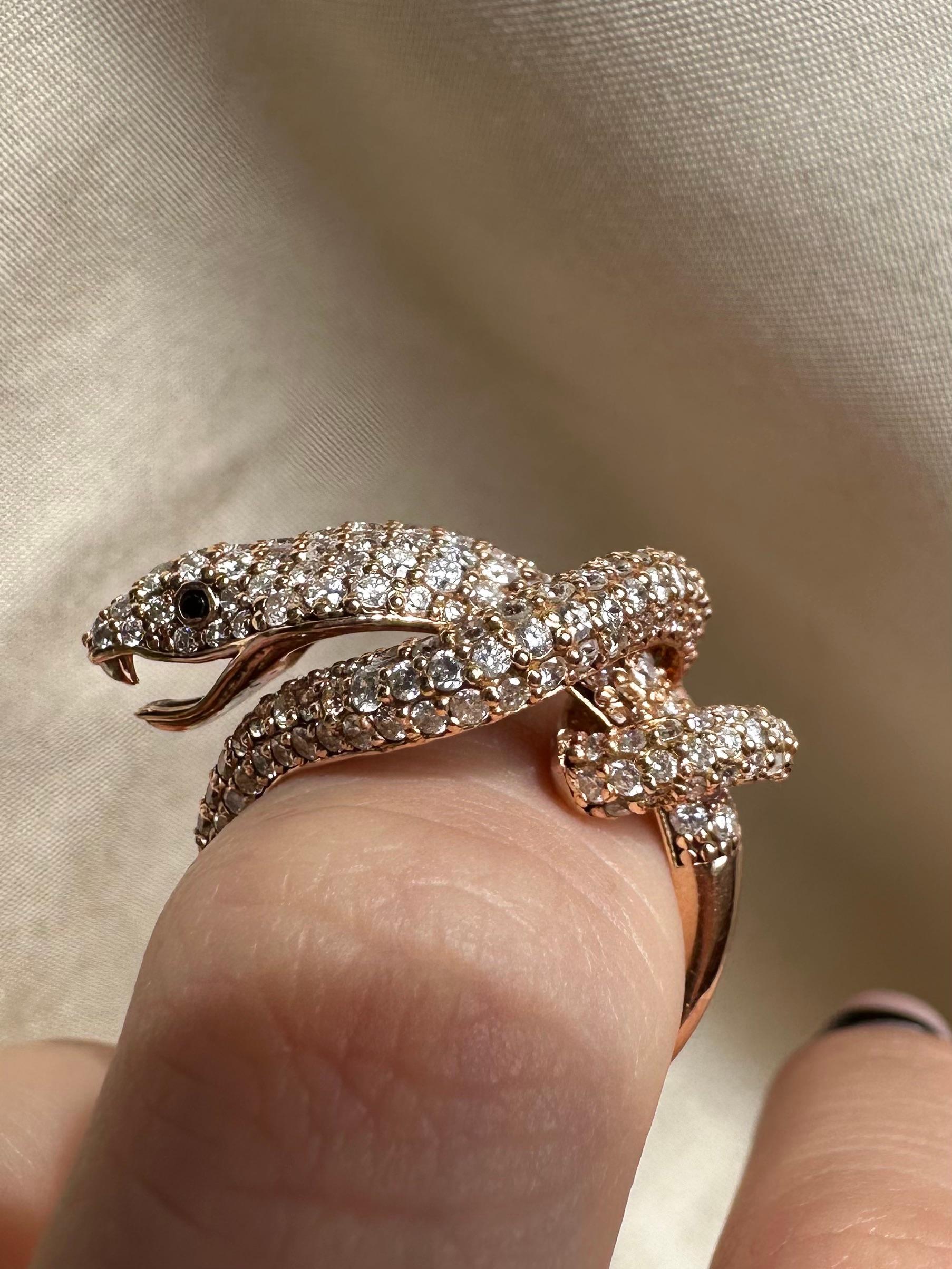 Taglio rotondo 14K Rose Gold Diamond Serpent Snake Ring in vendita