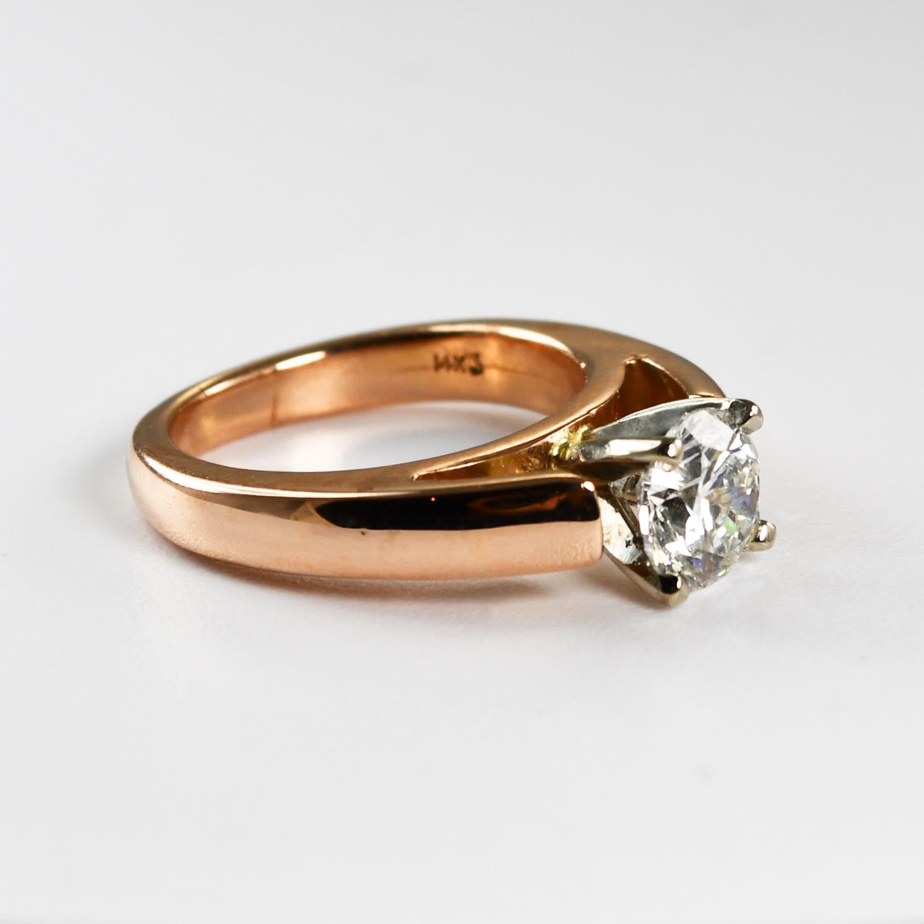 Bague de fiançailles solitaire en diamant pour dames, sertie en or rose 14k.
Estampillé 14k et pèse 5,5 grammes.
Le diamant est de 1,03 carat, de taille ronde et brillante, de couleur J- k, de pureté Si2 à i1, bien taillé.
La taille de la bague est