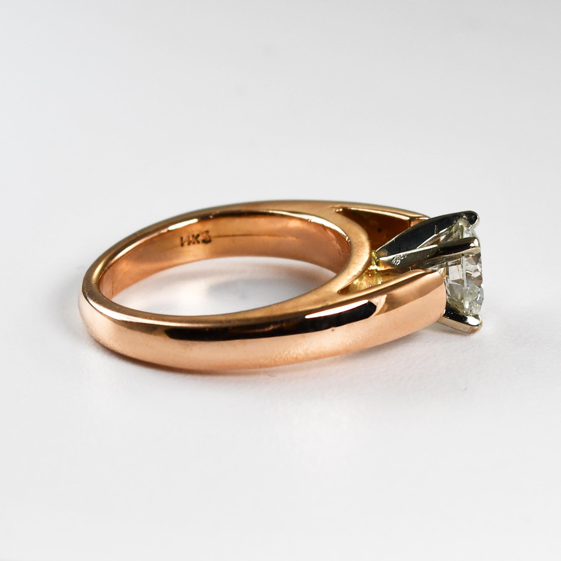 Taille ronde Bague de fiançailles solitaire en or rose 14 carats avec diamants 1,03 carat en vente