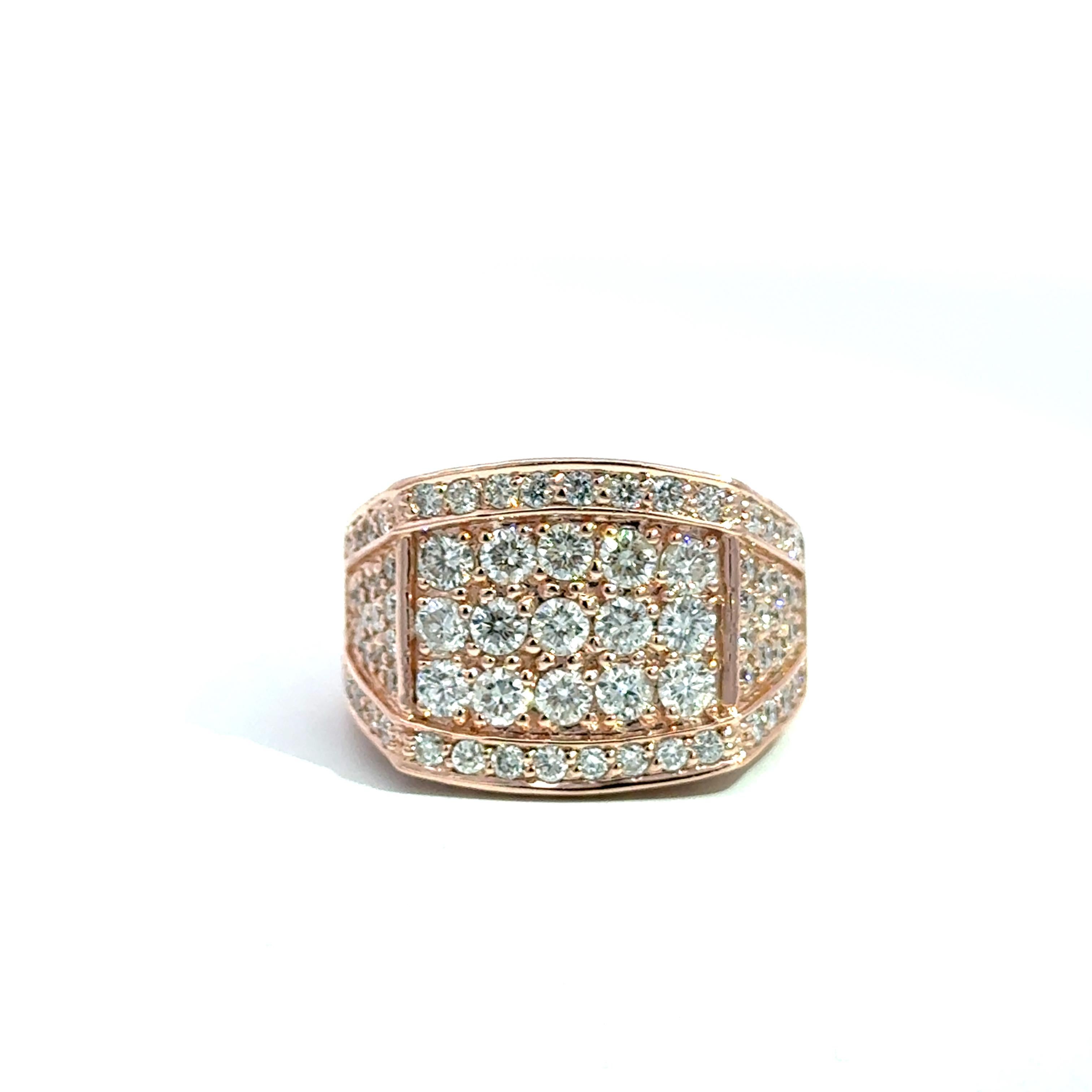 Verströmen Sie kühne Eleganz mit diesem Diamantring aus 14 Karat Roségold, der ein wahres Aushängeschild für Handwerkskunst und Luxus ist. Mit ca. 3,75 Karat Brillanten, die sorgfältig über das breite Band gefasst sind, verbindet dieser Ring