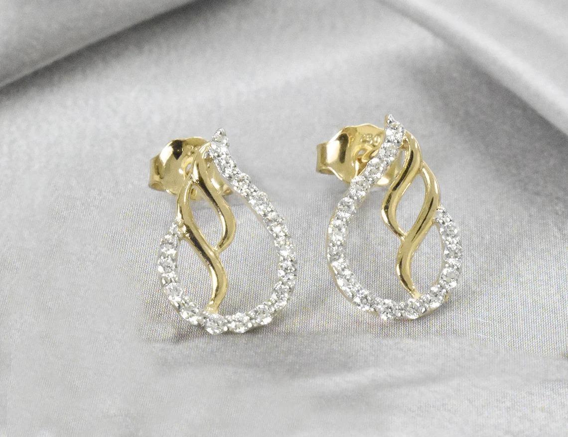 Diamond Teardrop Earrings in 14k Rose Gold, Yellow Gold, White Gold.

These Dainty Stud Earrings are made of 14k solid gold featuring shiny brilliant round cut natural diamonds set by master setter in our studio. Simple but unique, elegant and easy