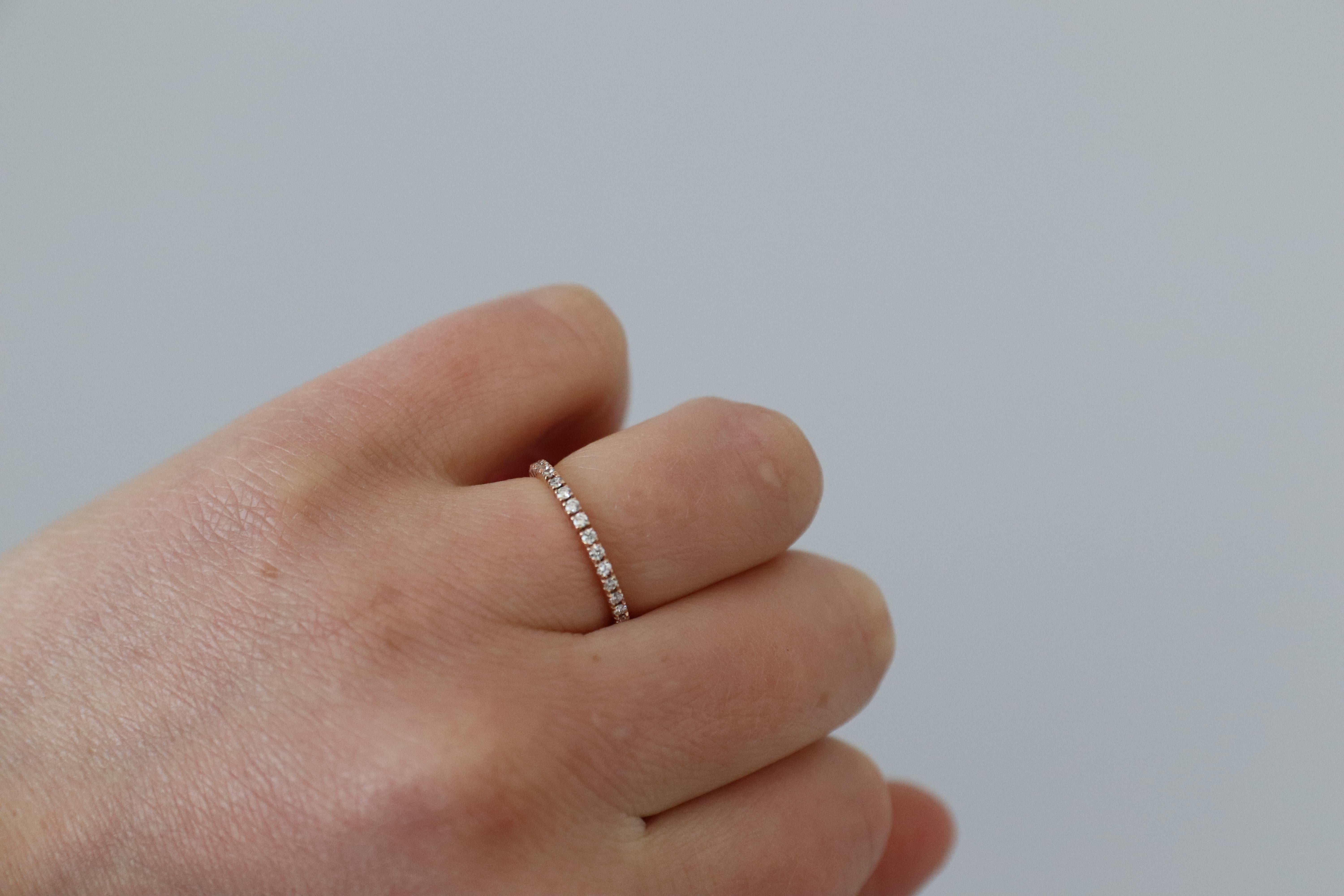 14 Karat Roségold Natürlicher Diamant dünner Eternity-Ring Stapelbar im Angebot 4