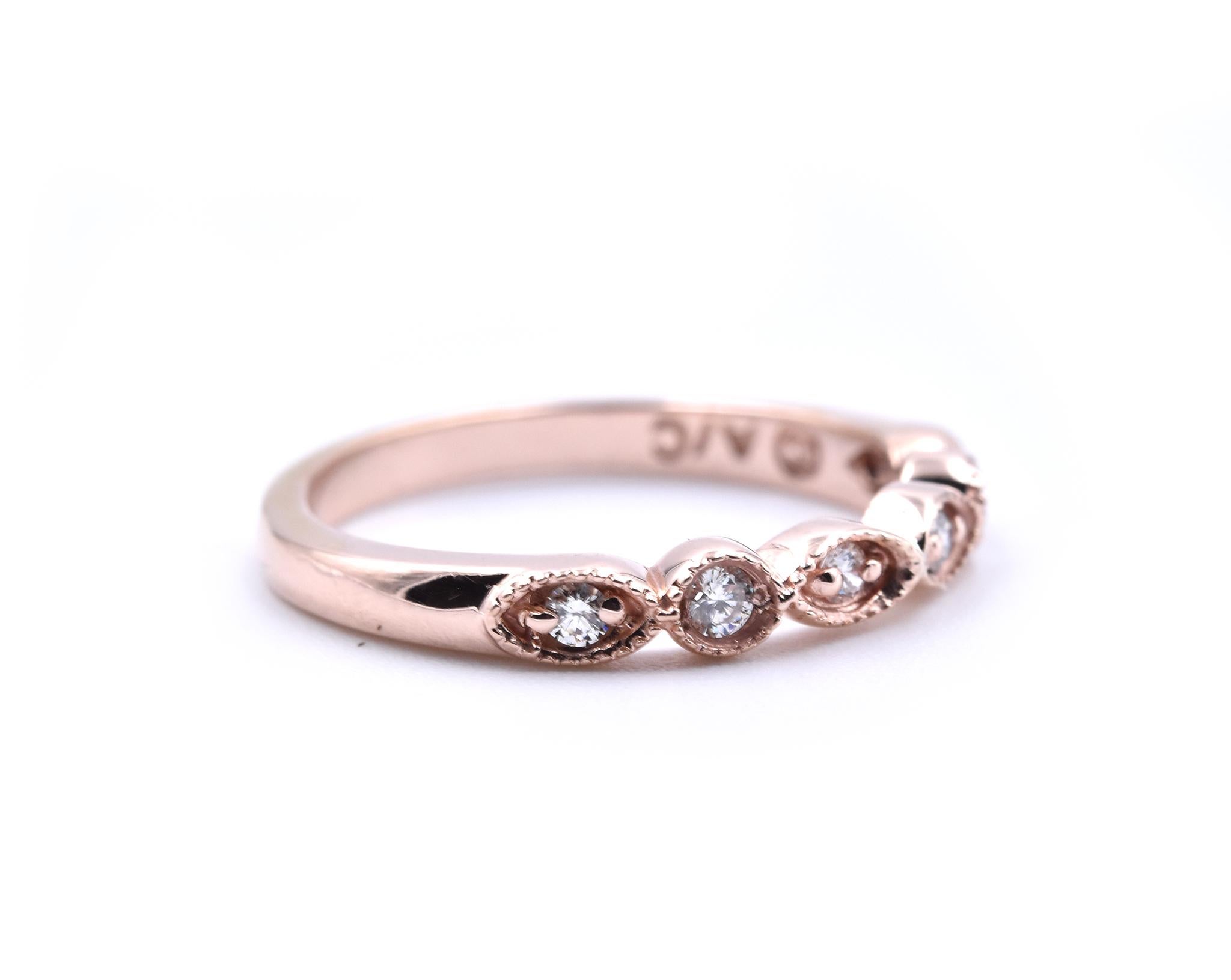 Designer: personalizzato 
Materiale: oro rosa 14k 
Diamanti: 5 tagli tondi brillanti = 0,15cttw
Taglia: 5 ½ (si prega di prevedere due giorni di spedizione in più per le richieste di taglia)  
Dimensioni: l'anello misura 2.93 mm di larghezza
Peso: