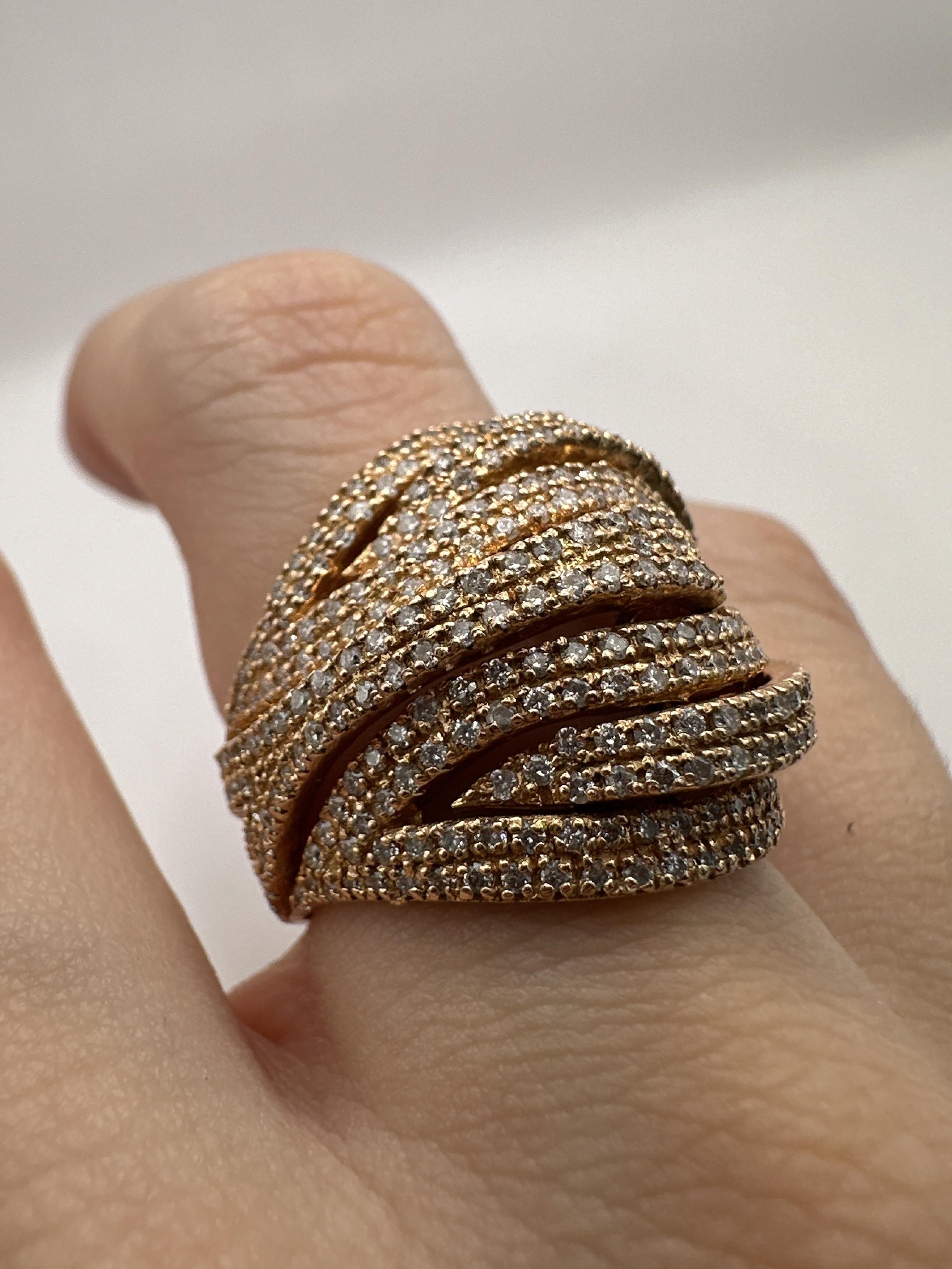 Bague à large bande en or rose 14k avec diamants en vente 6