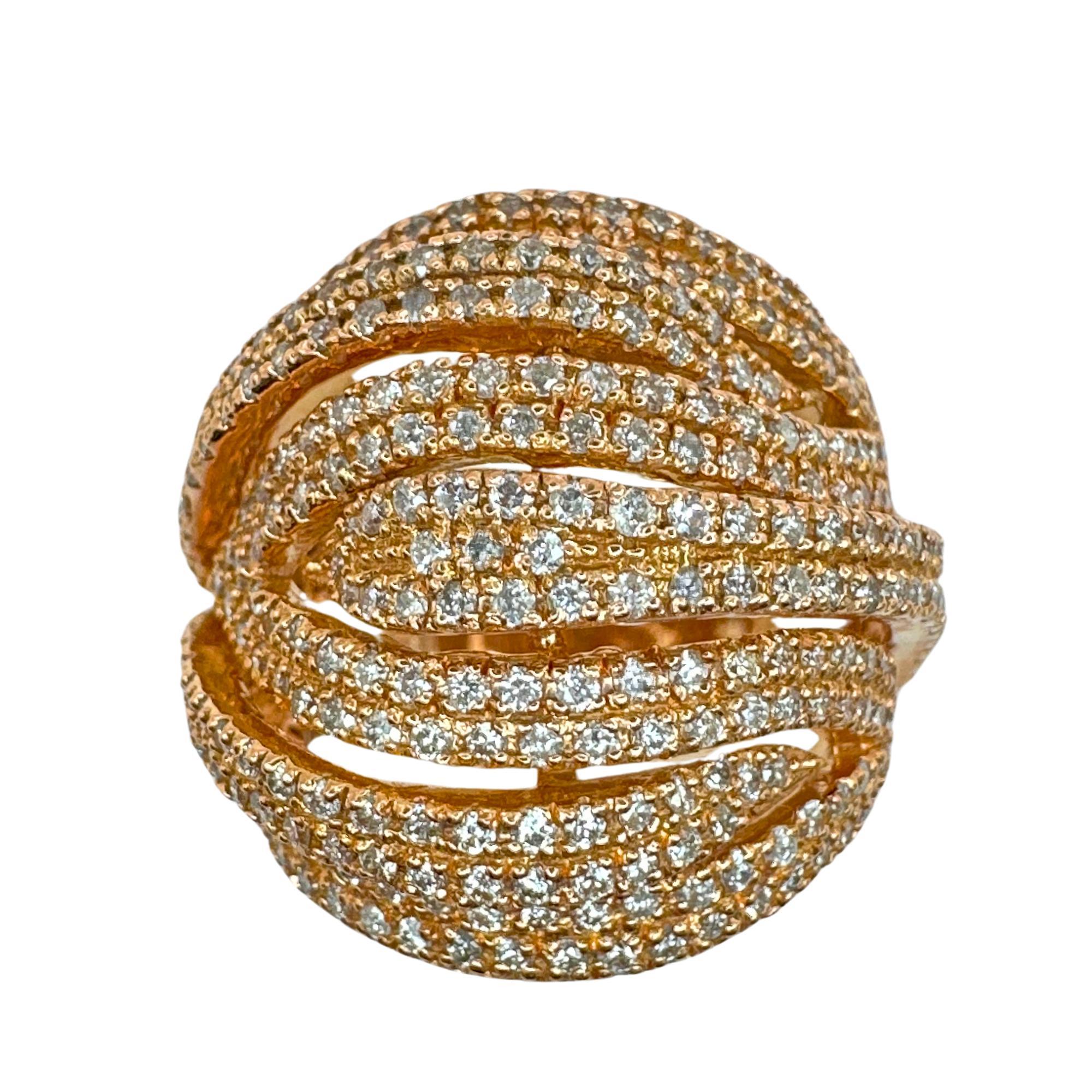 Incarna l'eleganza e la raffinatezza con il nostro anello a fascia larga con diamanti in oro rosa 14k. Questo splendido pezzo presenta una fascia larga 13,18 mm in oro rosa 14 carati, contrassegnata dalla sigla 