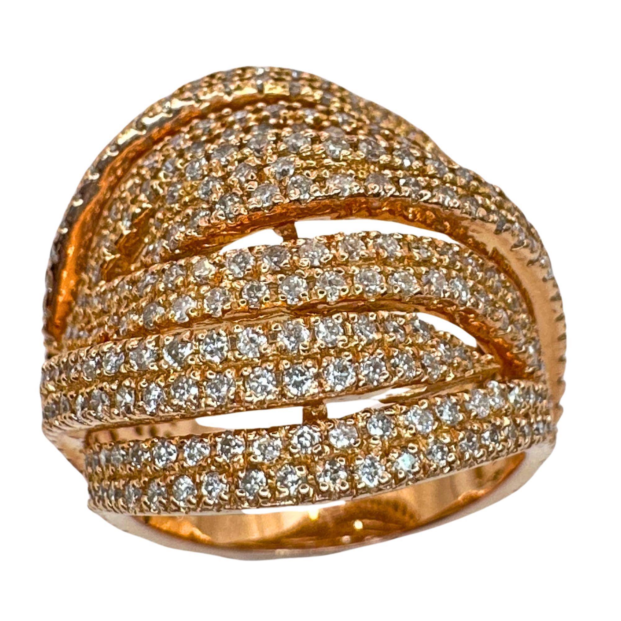 Taille ronde Bague à large bande en or rose 14k avec diamants en vente